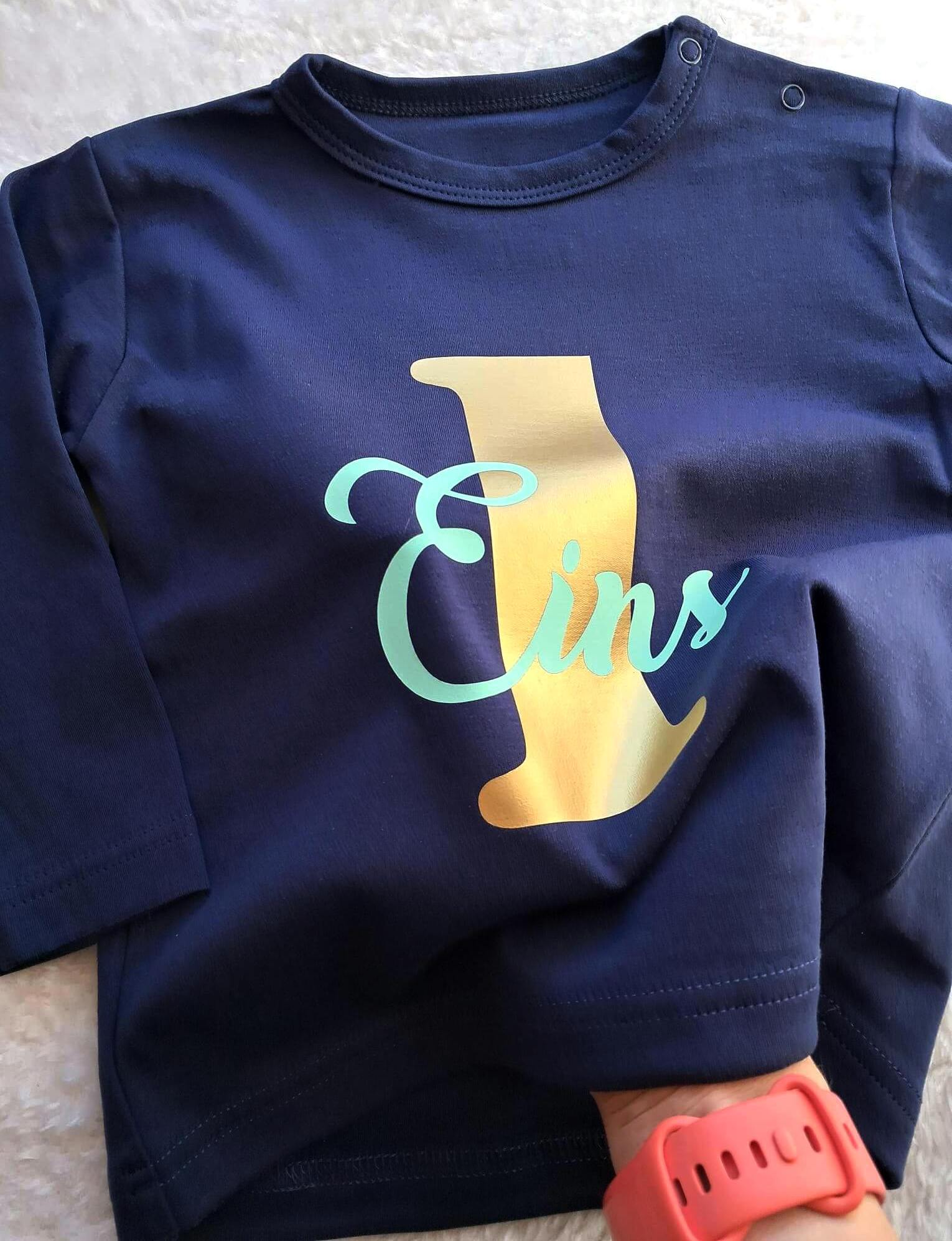 Weiches Babyshirt mit goldenem Aufdruck für den Geburtstag