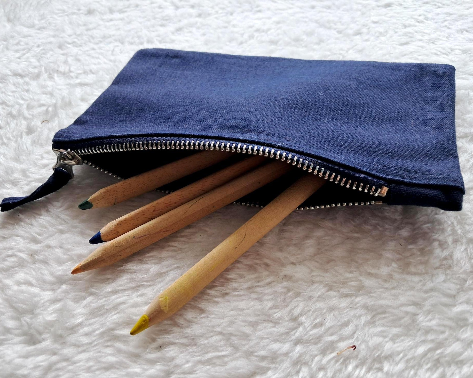 Detail Reißverschluss von navi Stiftemäppchen, bedruckt mit 1. Klasse in Schreibschrift und gold metallic Stern