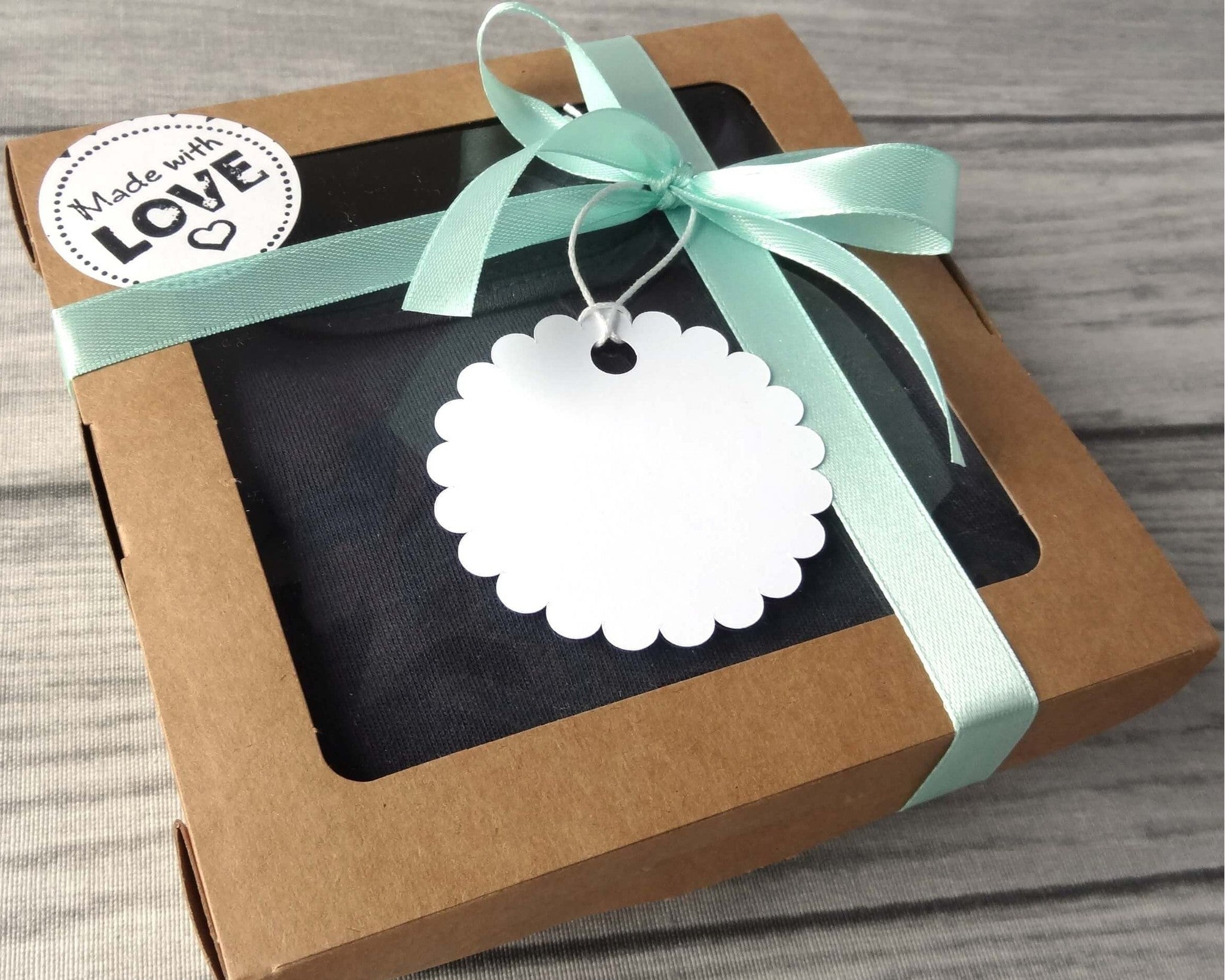 Geschenkbox aus Kraftpapier mit Fenster mit Schleife und Etikett für Shirts und Bodys von Smartbabies