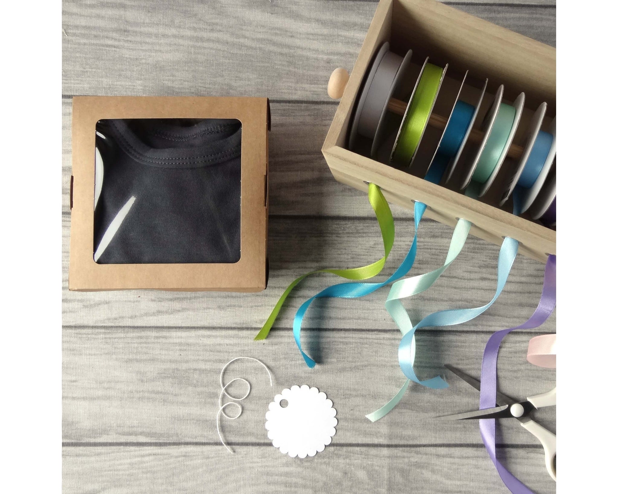 Herstellung Geschenkbox aus Kraftpapier mit Fenster für Shirts und Bodys von Smartbabies