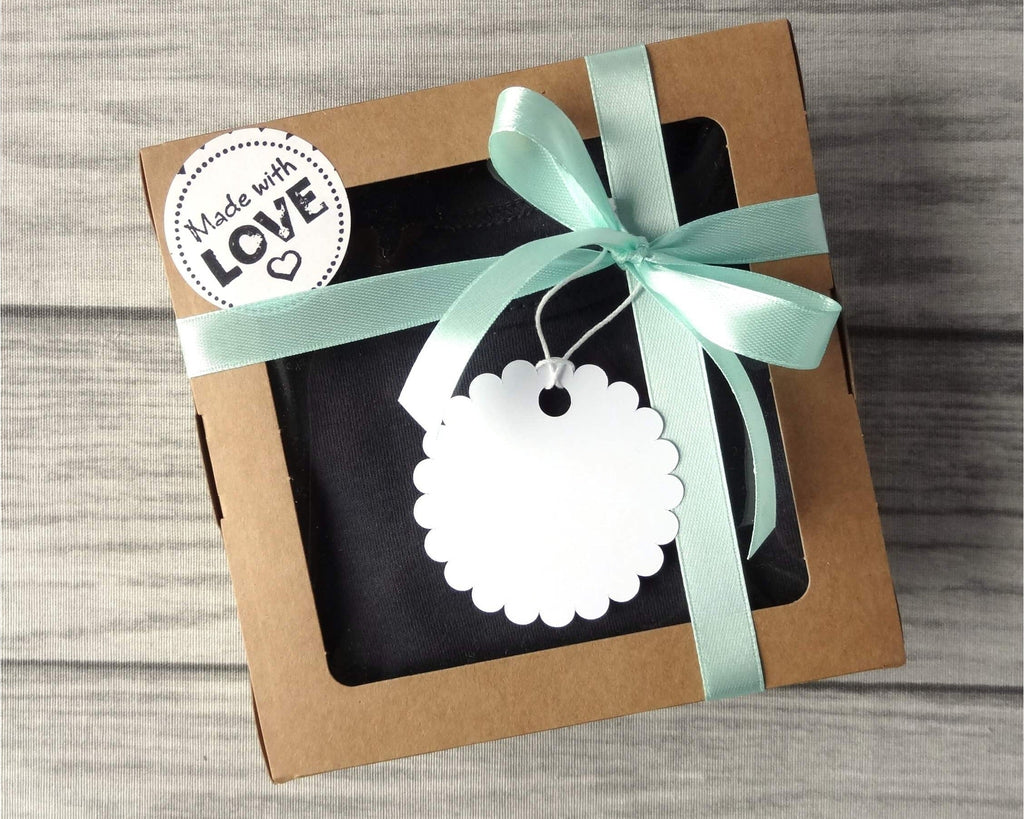 Geschenkbox aus Kraftpapier mit Fenster für Shirts und Bodys von Smartbabies