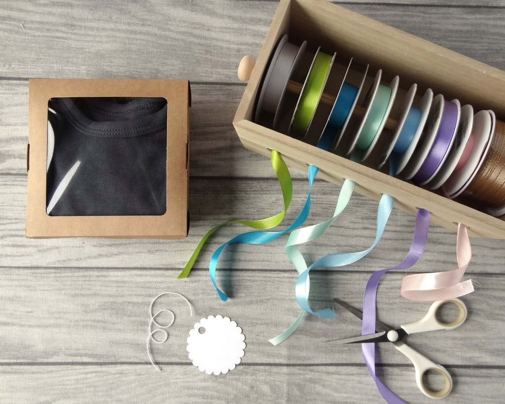 Herstellung Geschenkbox aus Kraftpapier mit Fenster für Shirts und Bodys von Smartbabies