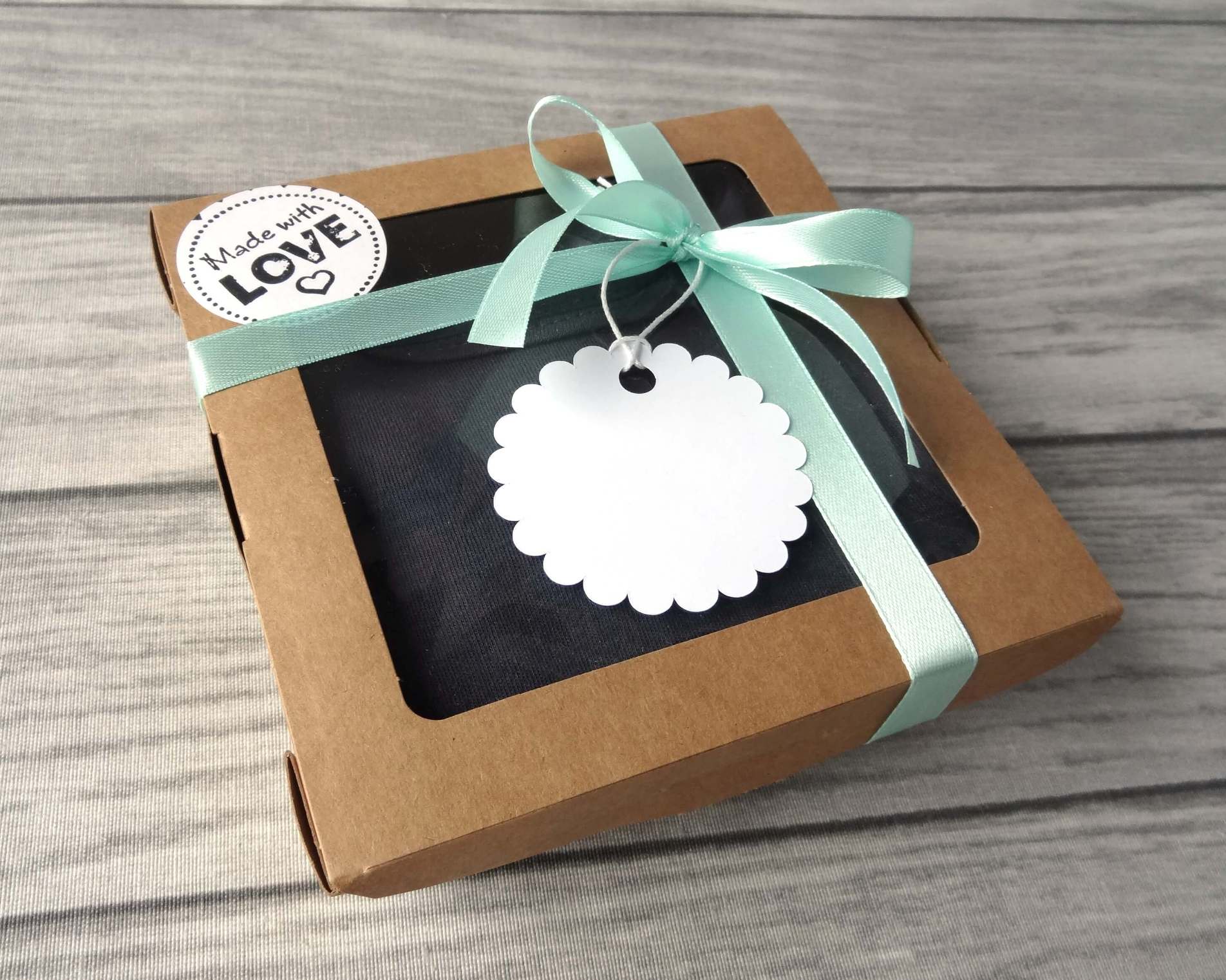 Geschenkbox aus Kraftpapier mit Fenster mit Schleife und Etikett für Shirts und Bodys von Smartbabies