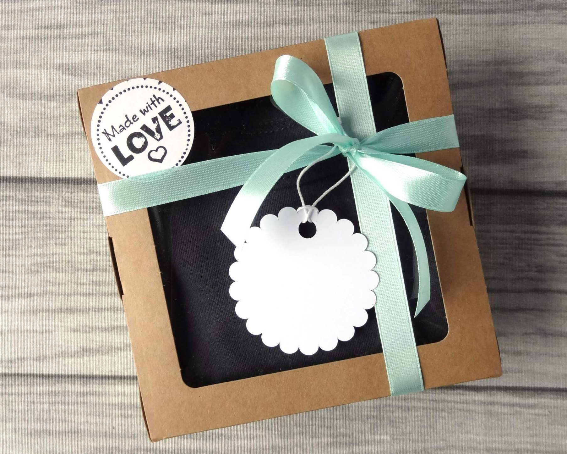 Geschenkbox aus Kraftpapier mit Fenster für Shirts und Bodys von Smartbabies