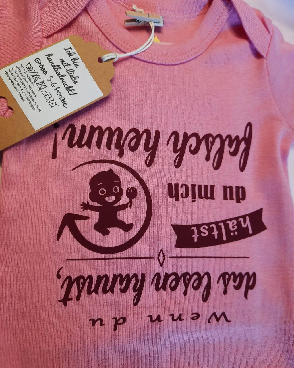 Detail von Aufdruck rosa Babybody bedruckt mit Wenn du das lesen kannst hältst du mich falsch herum 