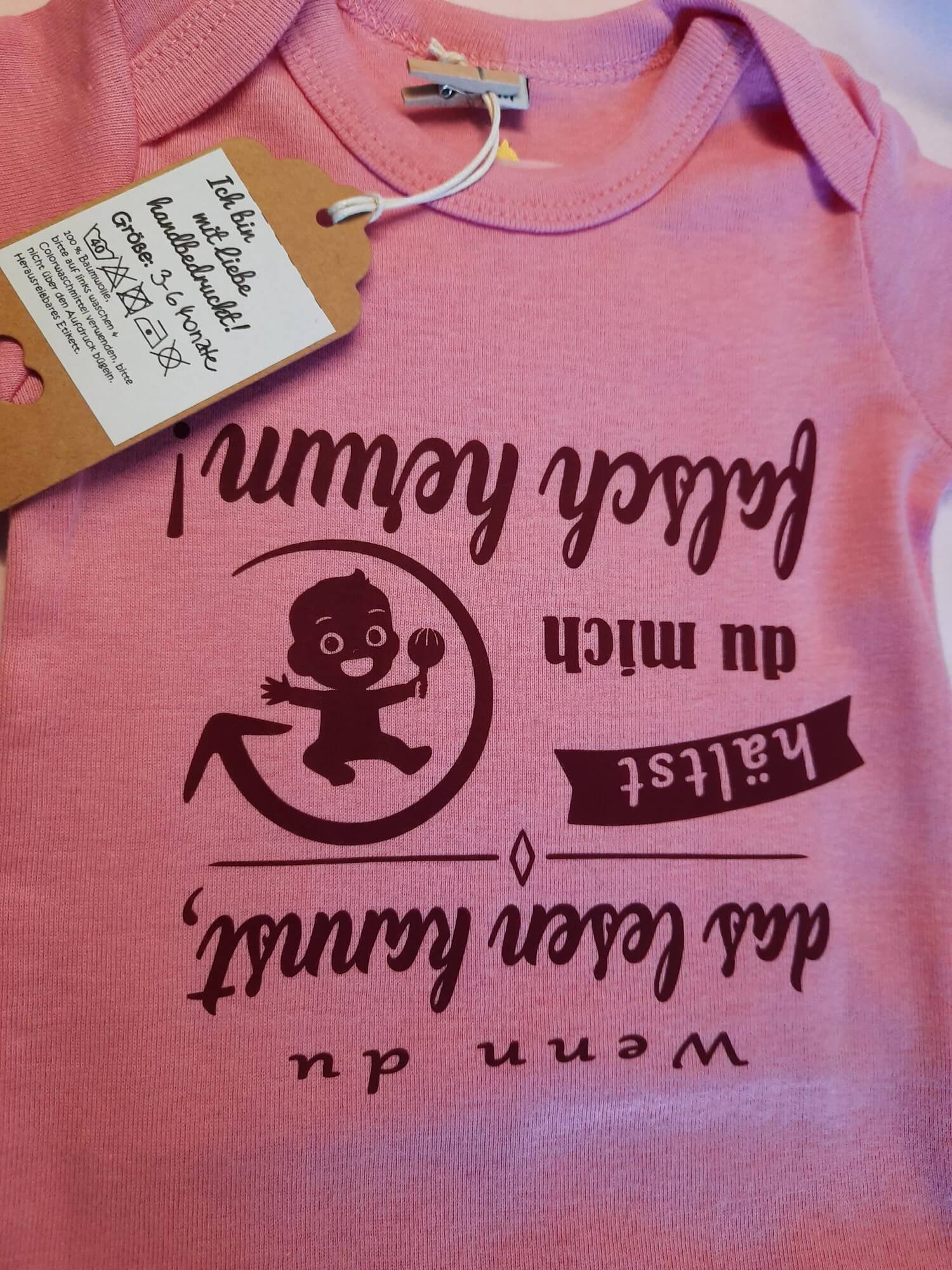 Detail von Aufdruck rosa Babybody bedruckt mit Wenn du das lesen kannst hältst du mich falsch herum 