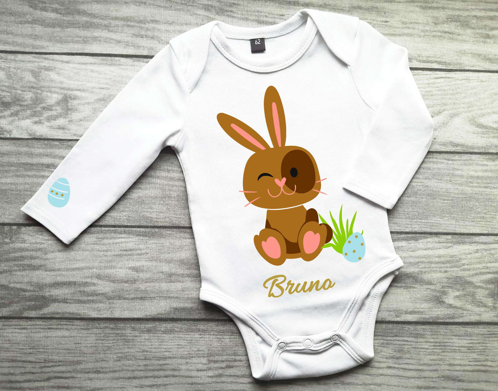 weißer Babybody mit Name, mit Osterhase für Ostern in hellbraun und hellblaue Eier, mit gold metallic Effekt