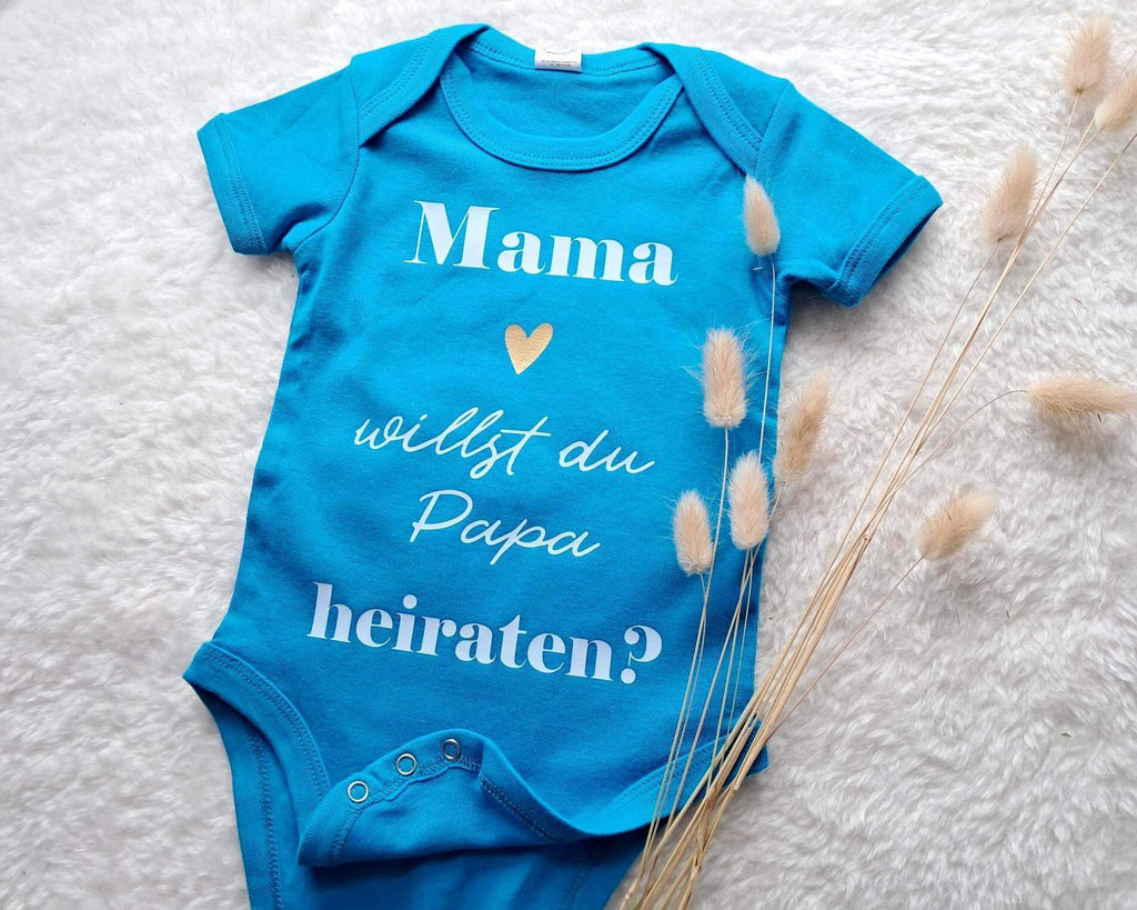 hellblauer Babybody bedruckt mit Heiratsantrag, Willst du Papa heiraten