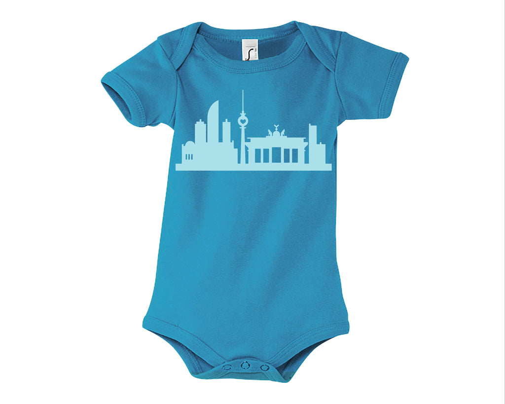 hellblauer Babyody mit Berliner Skyline bedruckt in eisblau, mit kurzen Ärmeln
