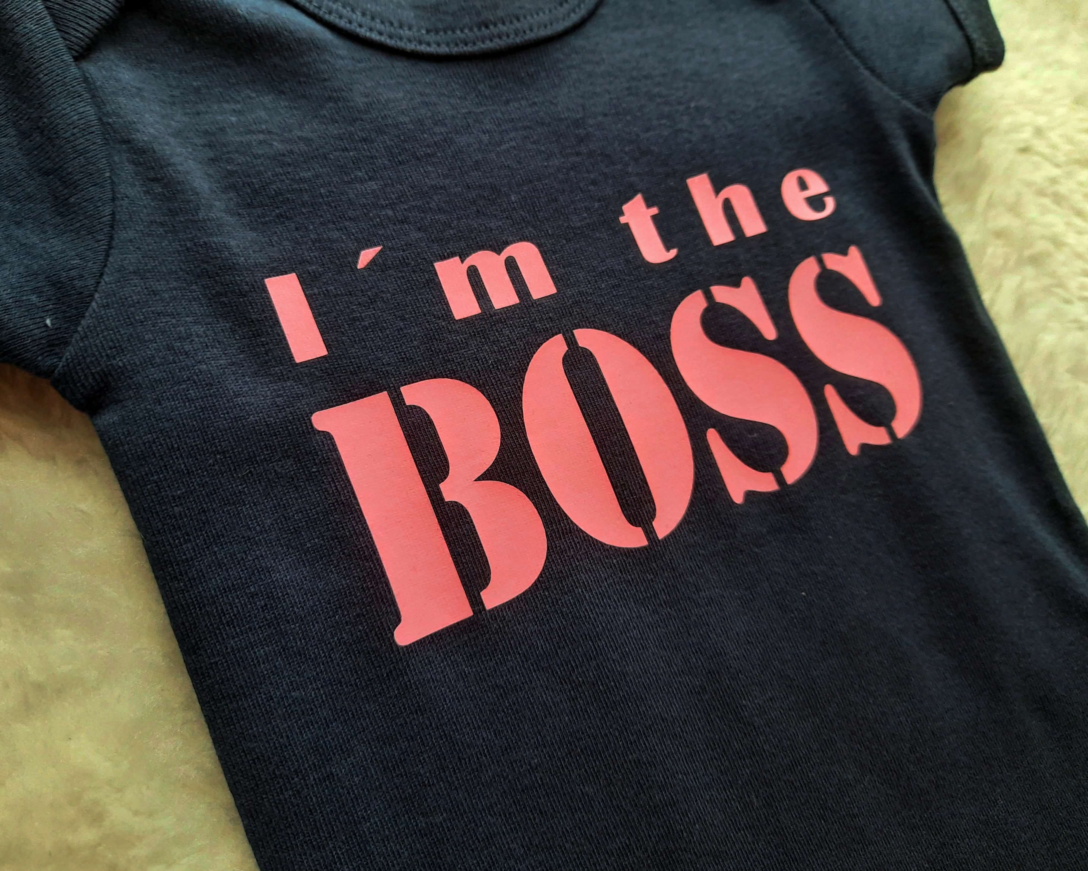 Details von Aufdruck navi Babyshirt bedruckt I m the Boss in rosa, Druckknöpfen und langen Ärmeln