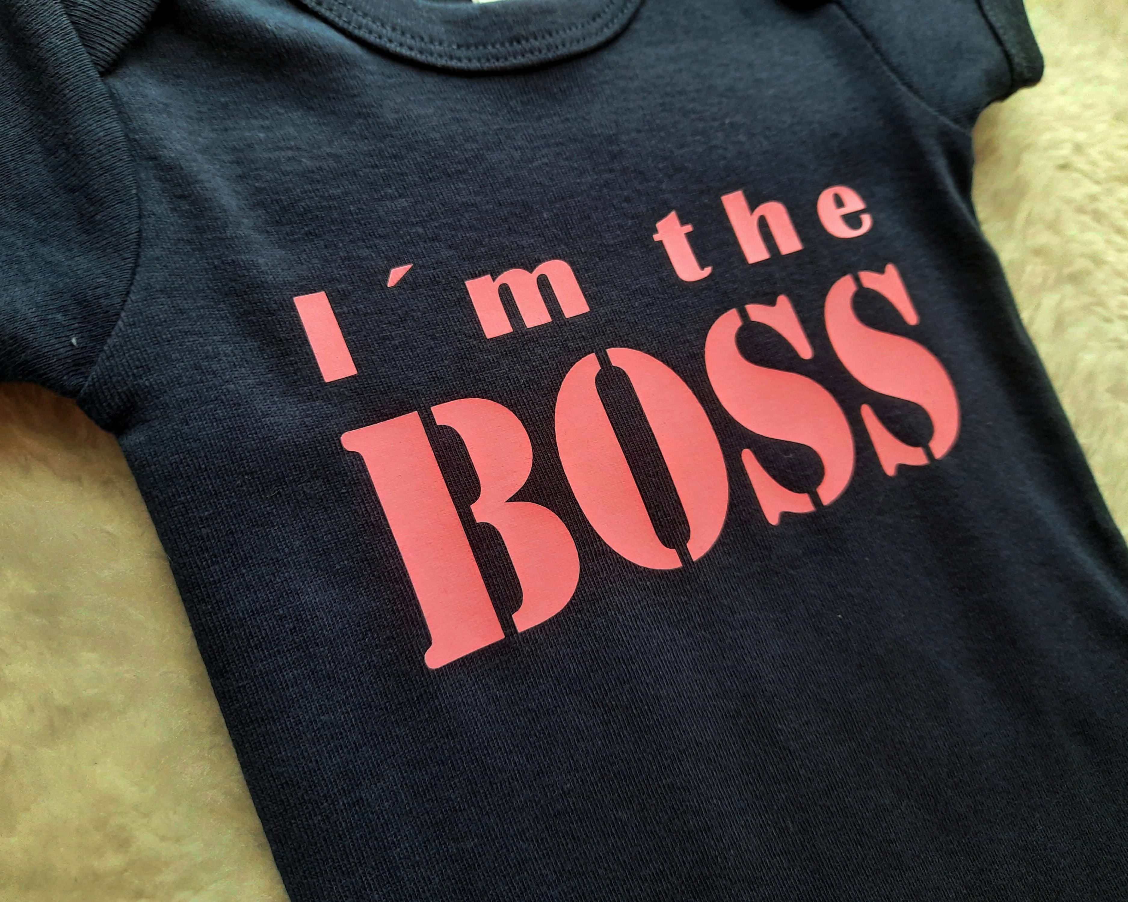 Detail Aufdruck von navi Babybody mit I m the Boss bedruckt, in rosa