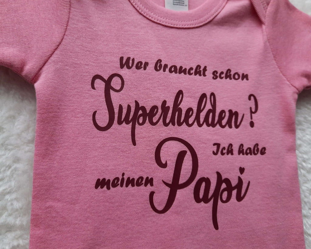 Detail Aufdruck rosa Babybody Wer braucht schon Superhelden? Ich habe meinen Papi
