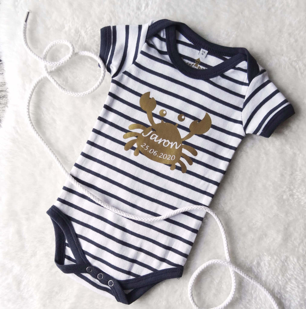Flatlay Babybody geringelt mit goldenem Aufdruck Krabbe mit Name zur Geburt