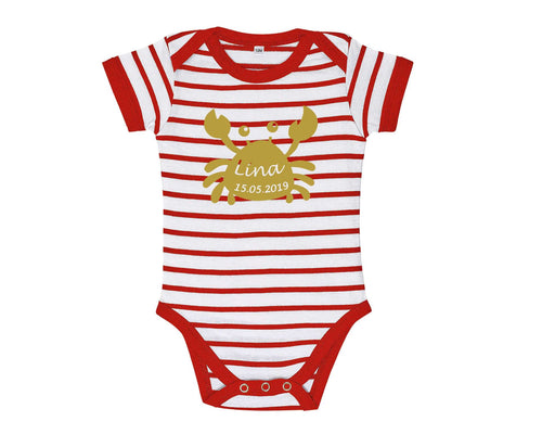 rot-weiß gestreifter Babybody mit goldener Krabbe und Geburtsdaten