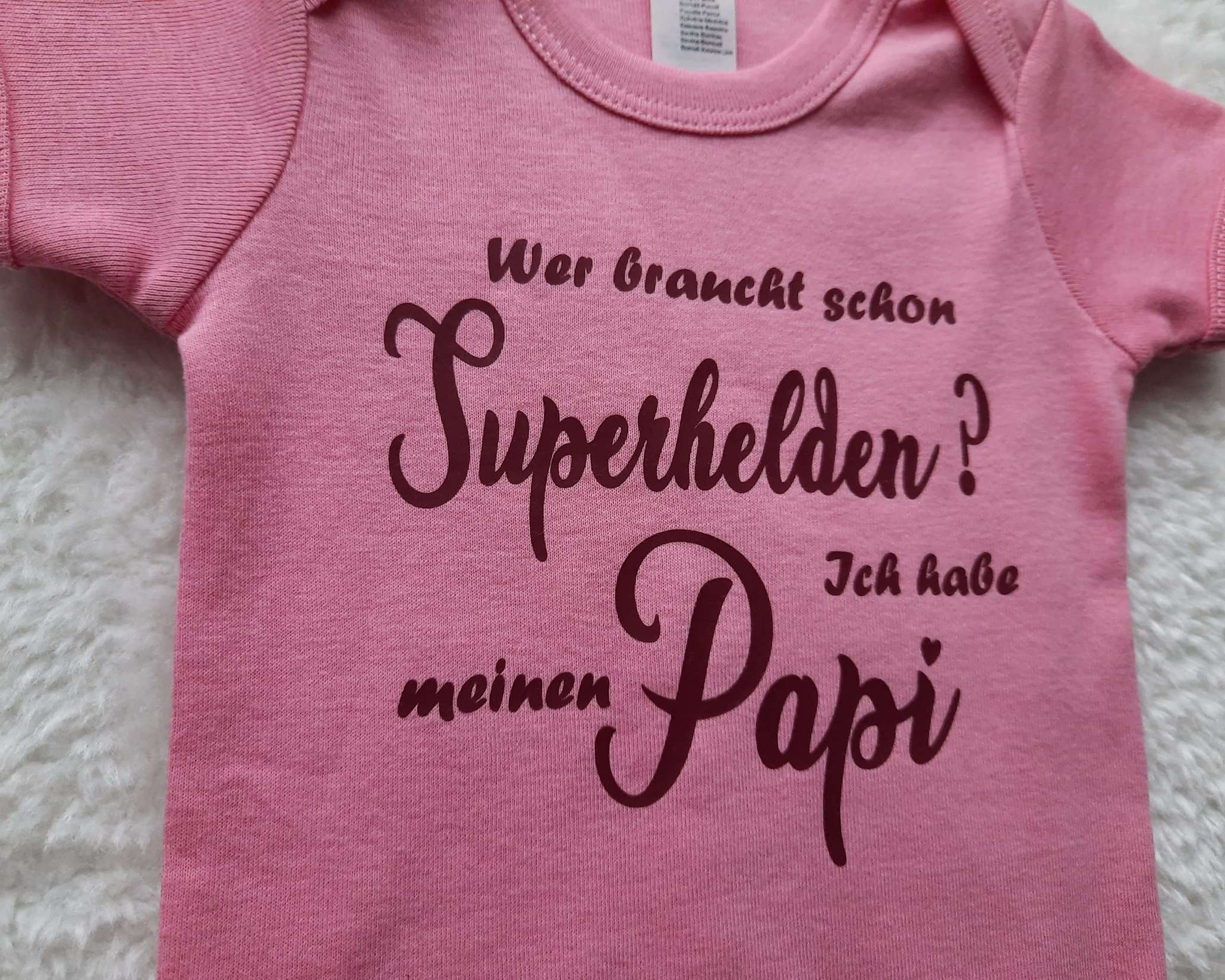 Detail Aufdruck rosa Babybody Wer braucht schon Superhelden? Ich habe meinen Papi
