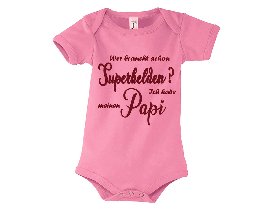 rosa Babybody bedruckt mit Wer braucht schon Superheldinnen? Ich habe meine Mami