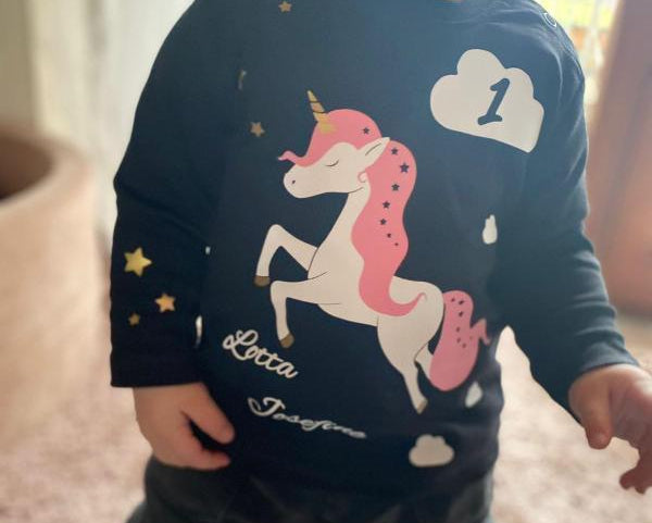 Tragebild Babyshirt mit langen Ärmeln und Einhorn bedruckt, in dunkelblau, mit Name,Zahl und schimmerdem gold