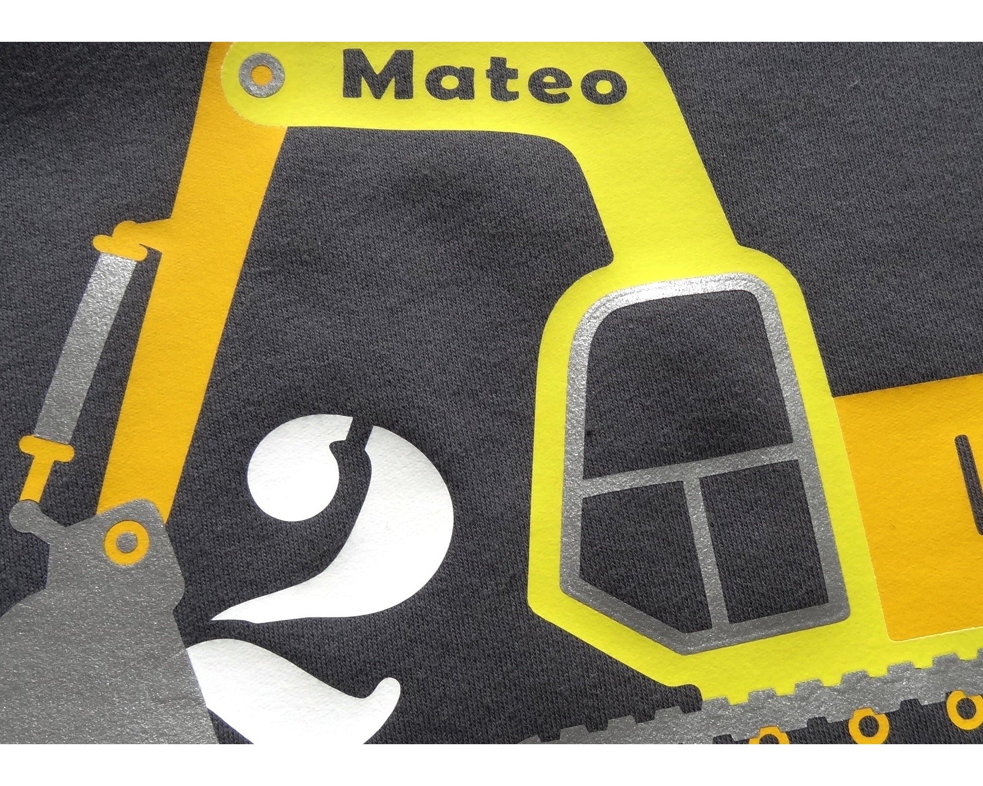 Details von Aufdruck navi Geburtstagsshirt gelber Bagger mit Name und Zahl, silber metallic Effekt und Pilone