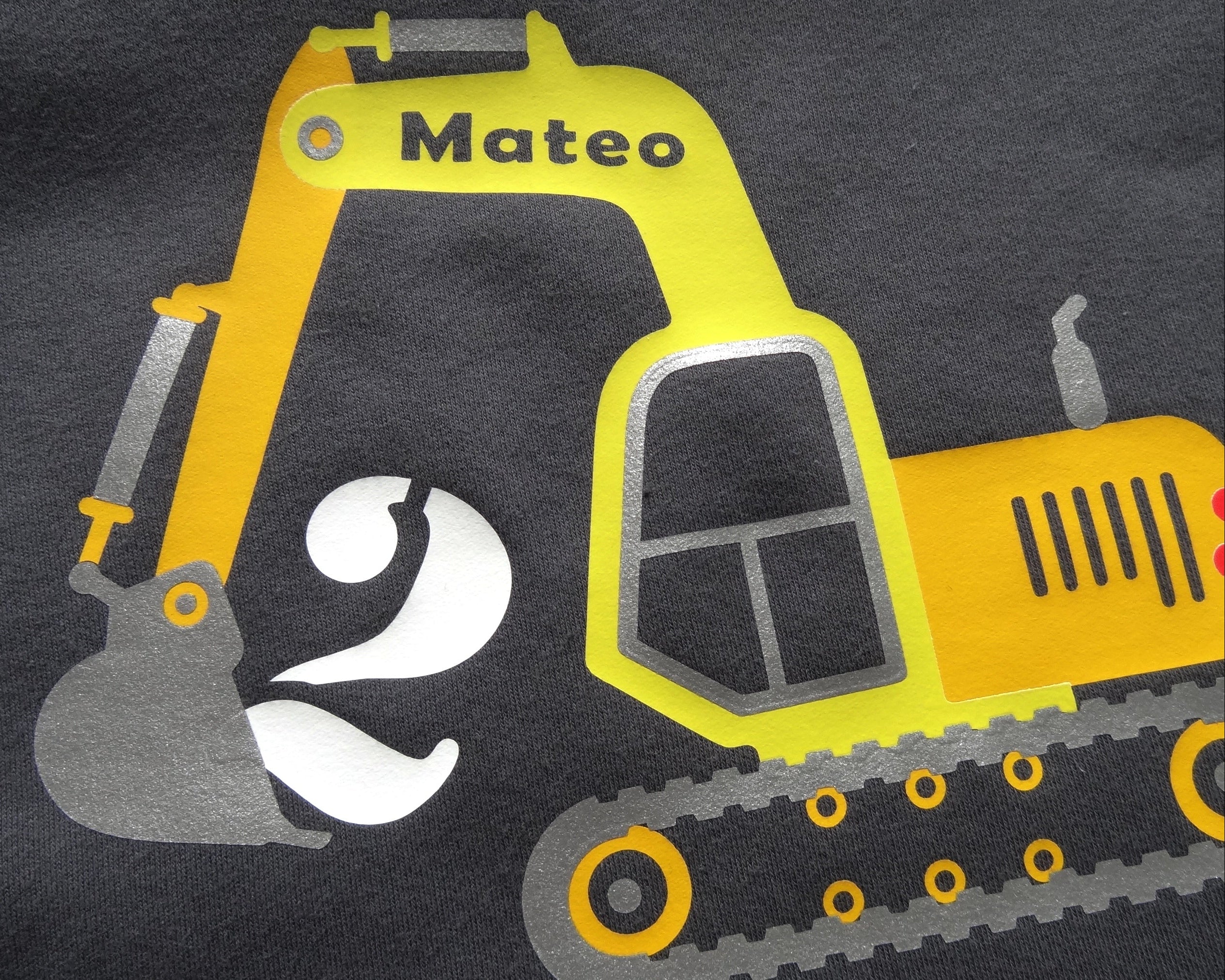 Details von Aufdruck Geburtstagsshirt Bagger mit silber metallic Effekt, mit Name und Zahl für Jungen, mit kurzen Ärmeln