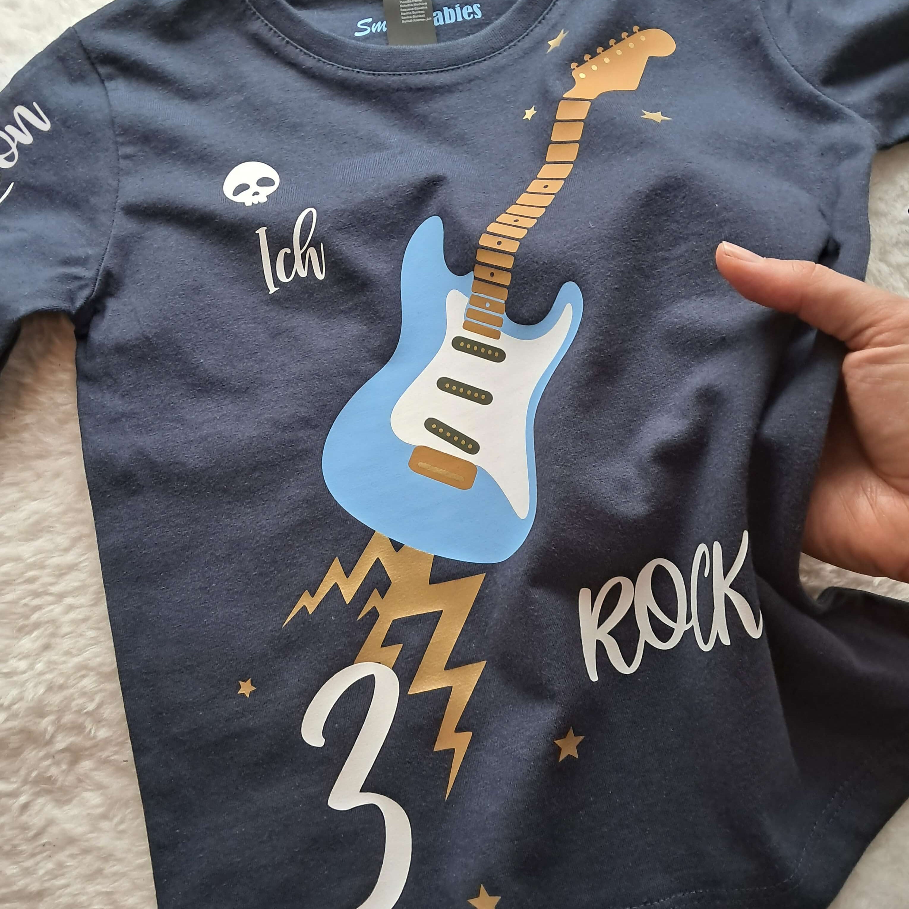 Anfassbild von navi Geburtstagsshirt hellblaue E-Gitarre für Jungen und Mädchen, mit Name und Zahl und gold Effekt