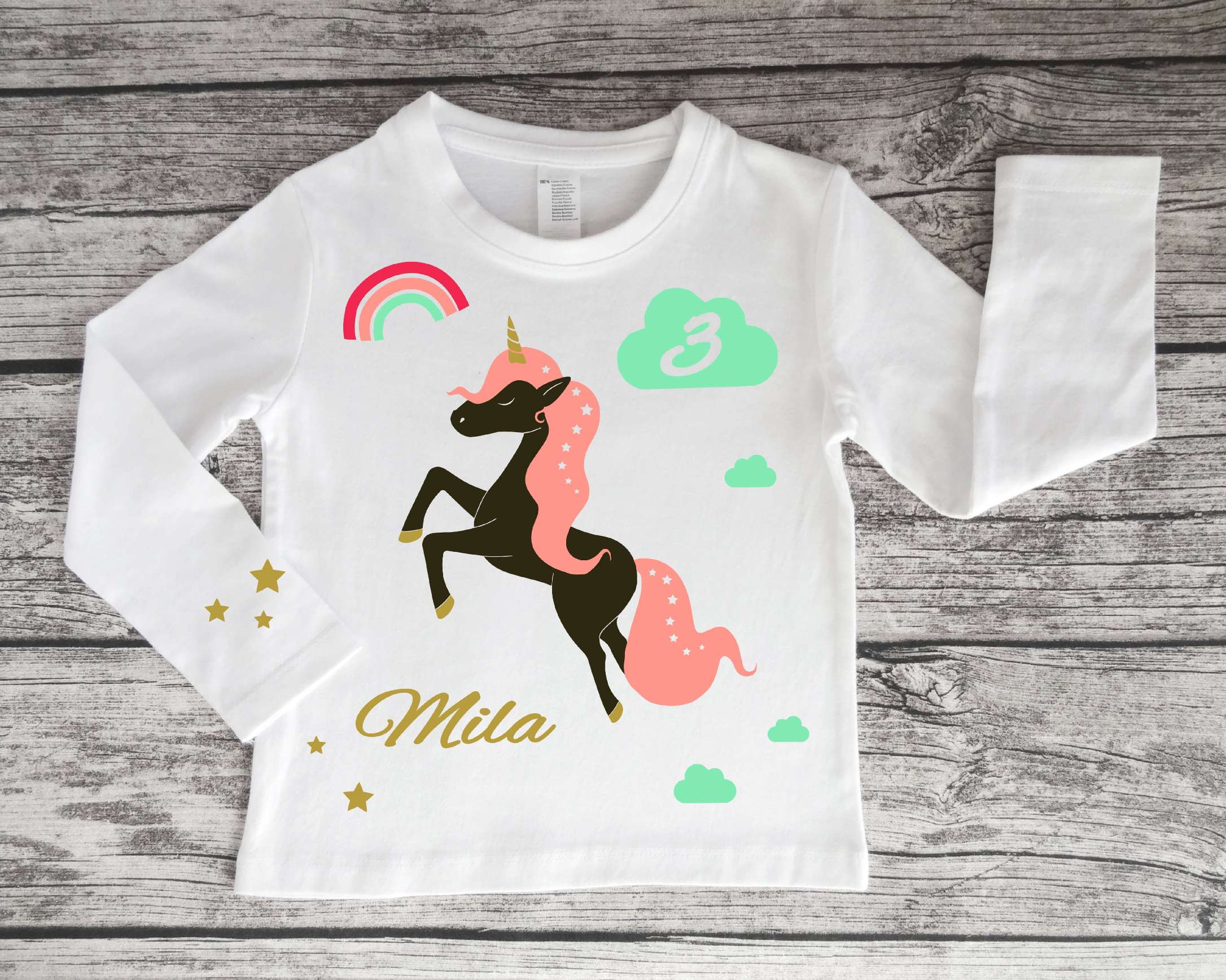 weißes Kinder Geburtstagsshirt mit steigendem, braunem Einhorn bedruckt, mit Name, Zahl und schimmerndem gold