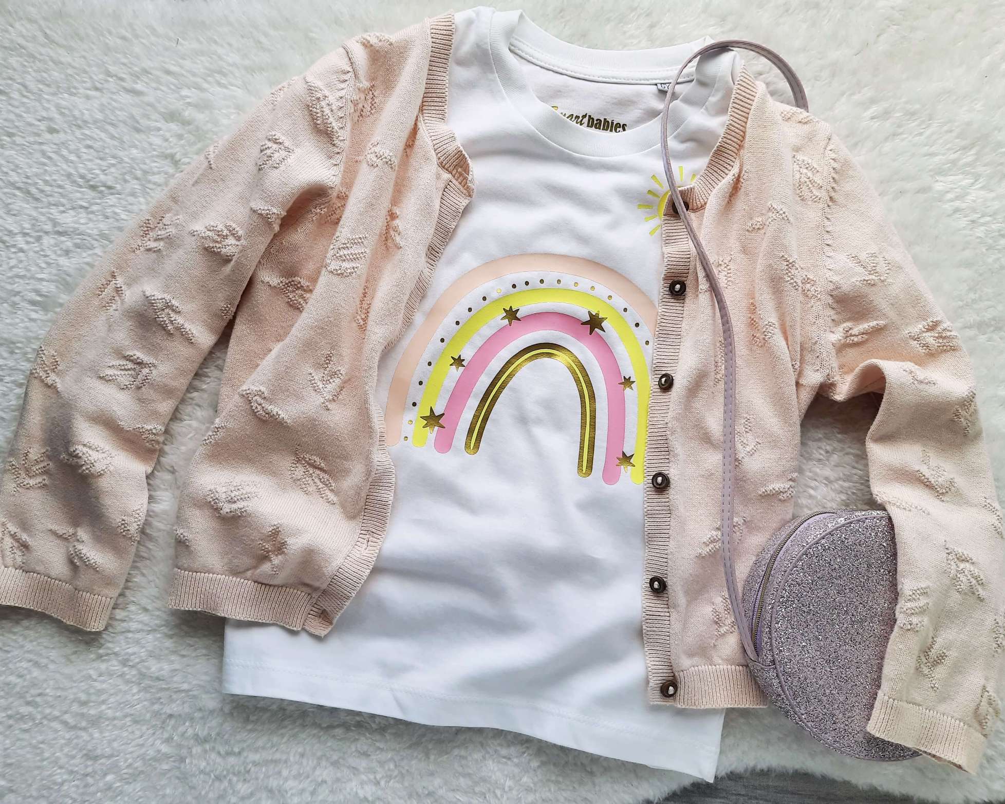Flatlay mit Strickjacke, Kinder-Kurzarmshirt in weiß für Geburtstag mit pastell-mint Regenbogen, Name und Zahl, Sonne und Wolke bedruckt