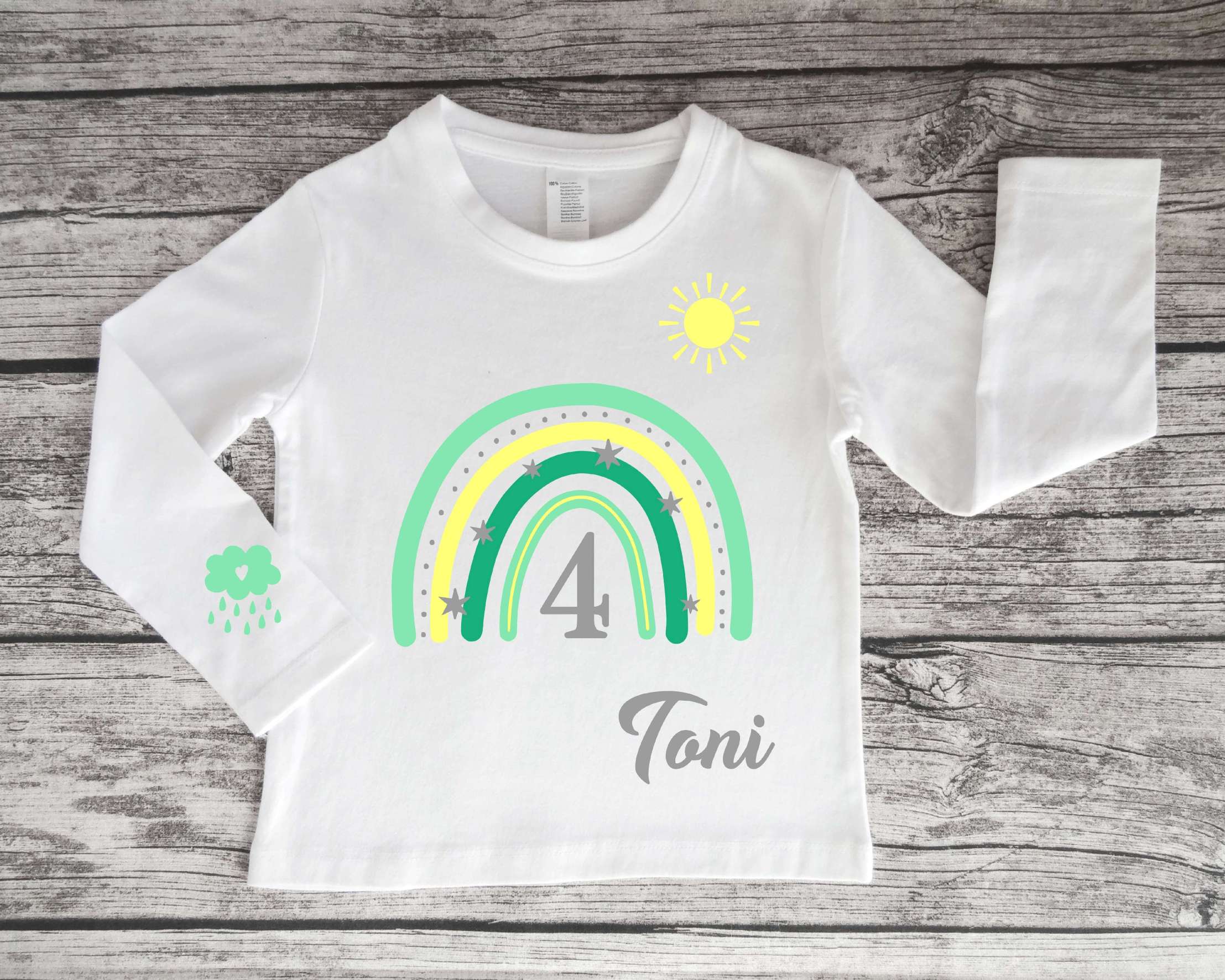 Kinder-Langarmshirt in weiß für Geburtstag mit pastell-mint Regenbogen, Name und Zahl, Sonne und Wolke bedruckt