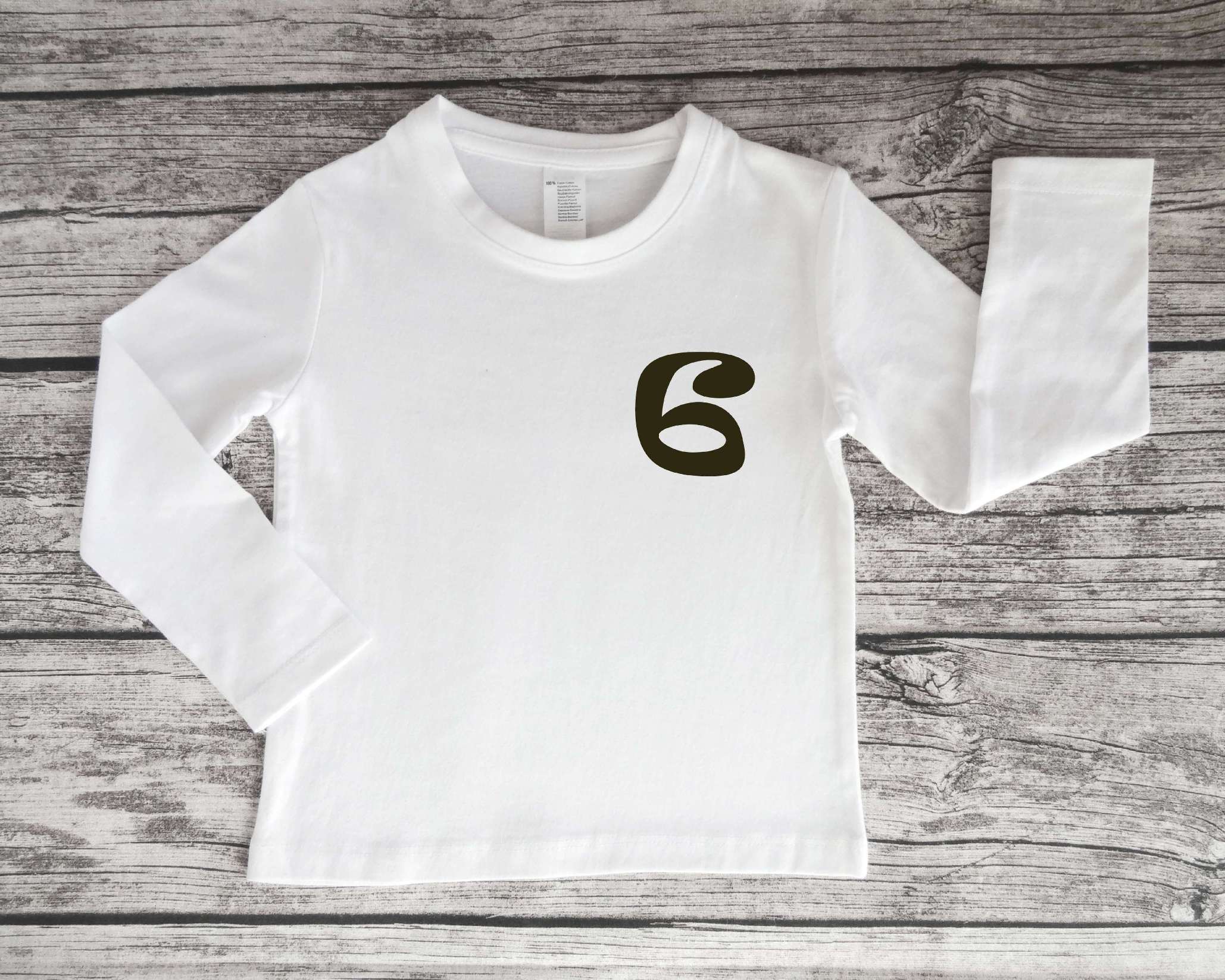 Vorderseite weißes Geburtstagsshirt Trikot mit Name und Zahl in dunkeloliv und langen Ärmeln