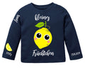 dunkelblaues Babyshirt bedruckt mit Zitrone kleines Früchtchen und Geburtsdaten, lange Ärmel und Druckknöpfe