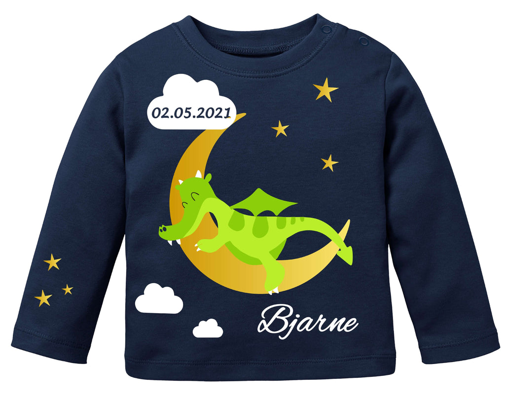 dunkelblaues Babyshirt mit Name bedruckt mit schlafendem grünem Drache auf goldenem Mond, lange Ärmel und Druckknöpfe