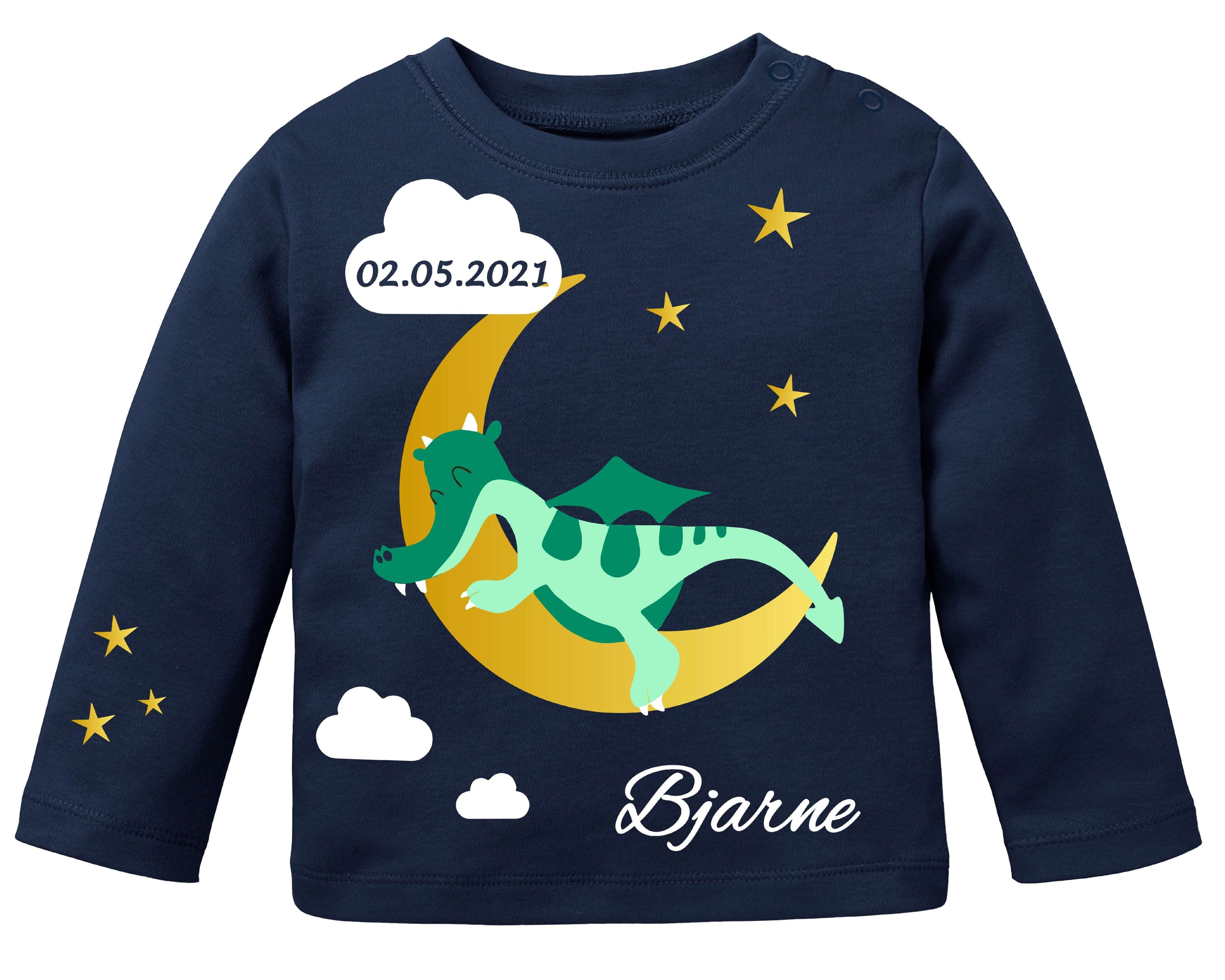 Babyshirt bedruckt mit schlafendem mint Drache auf goldenem Mond und Name und Geburtsdatum, lange Ärmel und Druckknöpfe