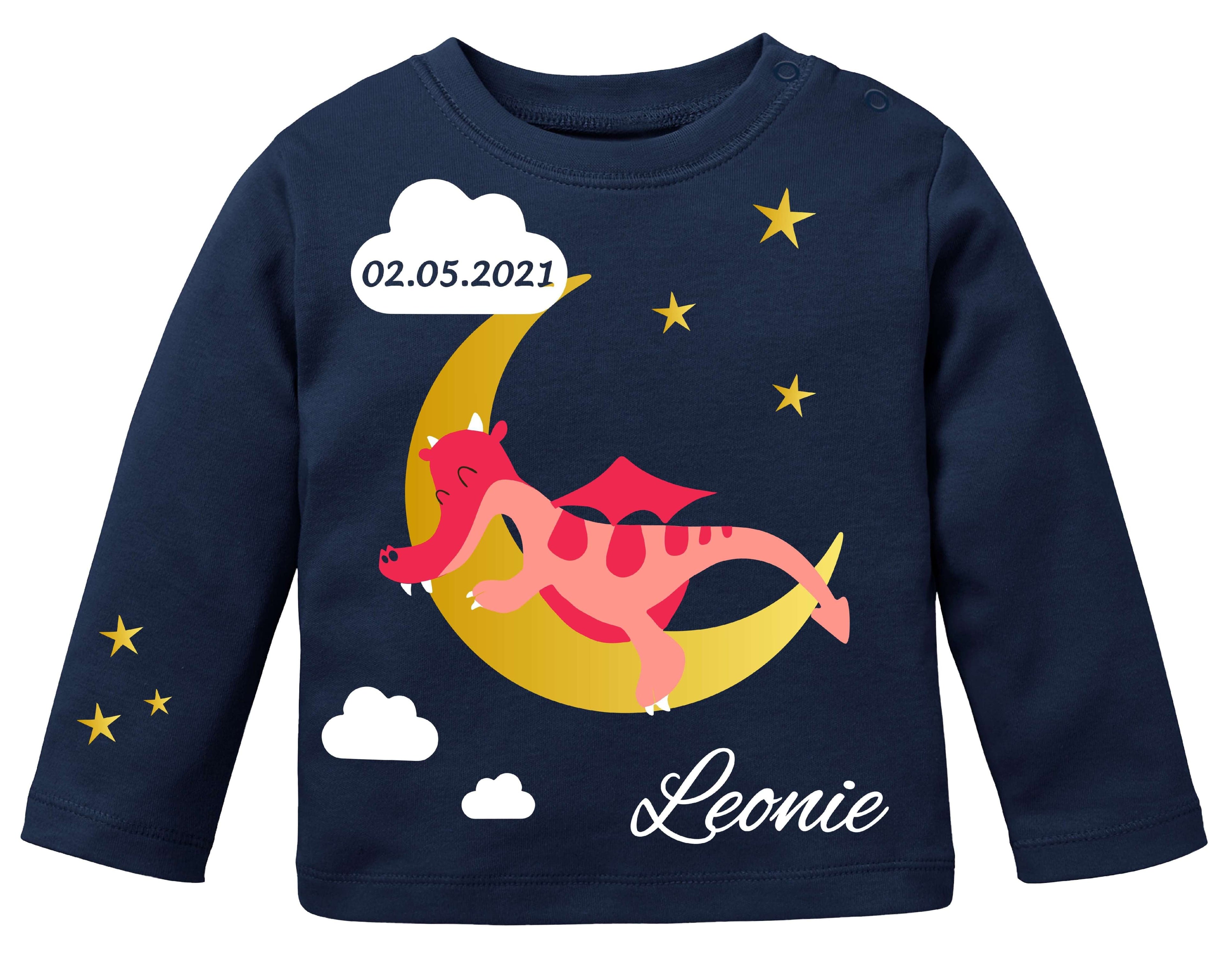 Babyshirt bedruckt mit schlafendem rosa Drache auf goldenem Mond und Name, lange Ärmel und Druckknöpfe