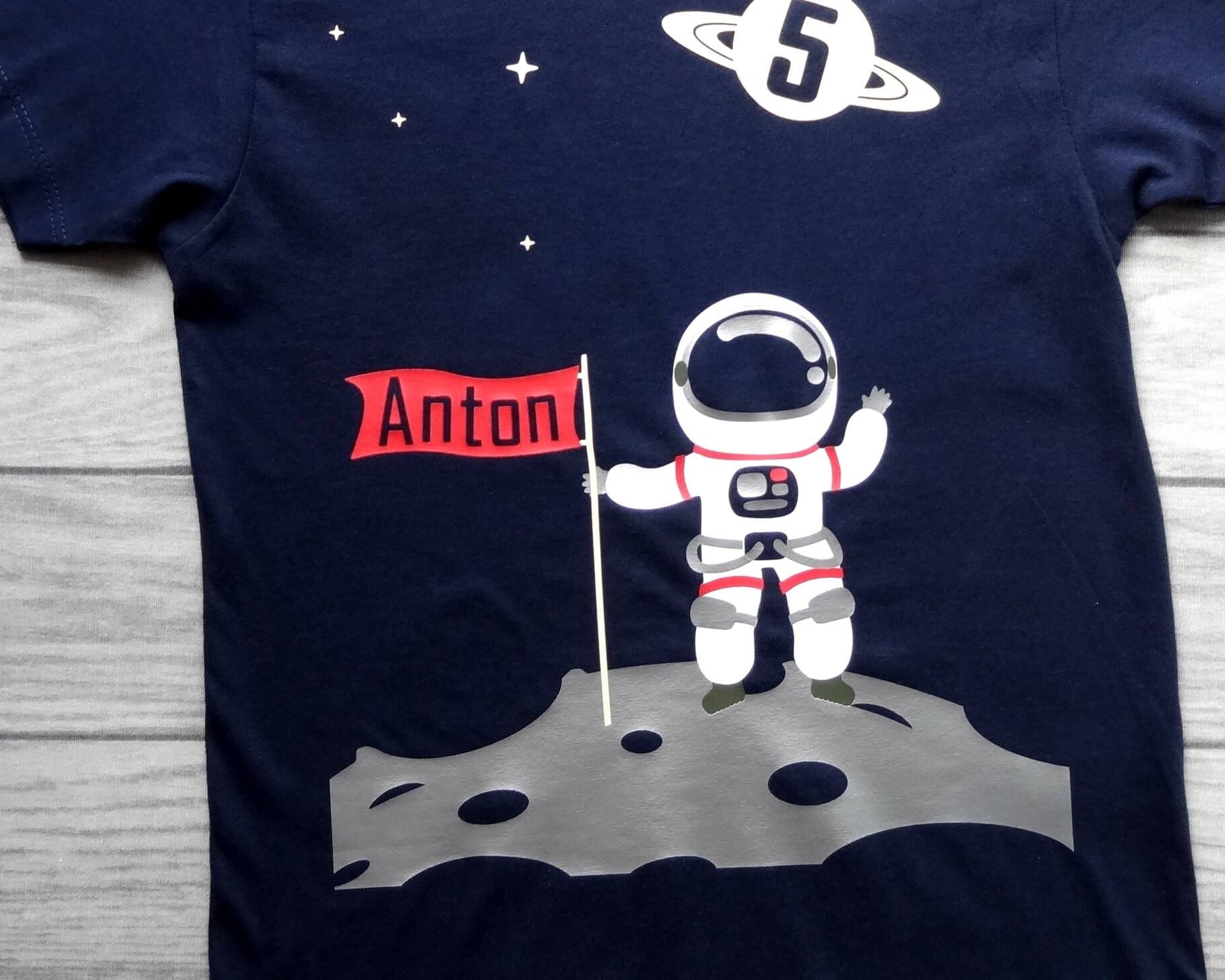 Details Aufdruck navi Geburtstagsshirt Astronaut bei Mondlandung, für Kinder personalisierbar mit Name und Zahl