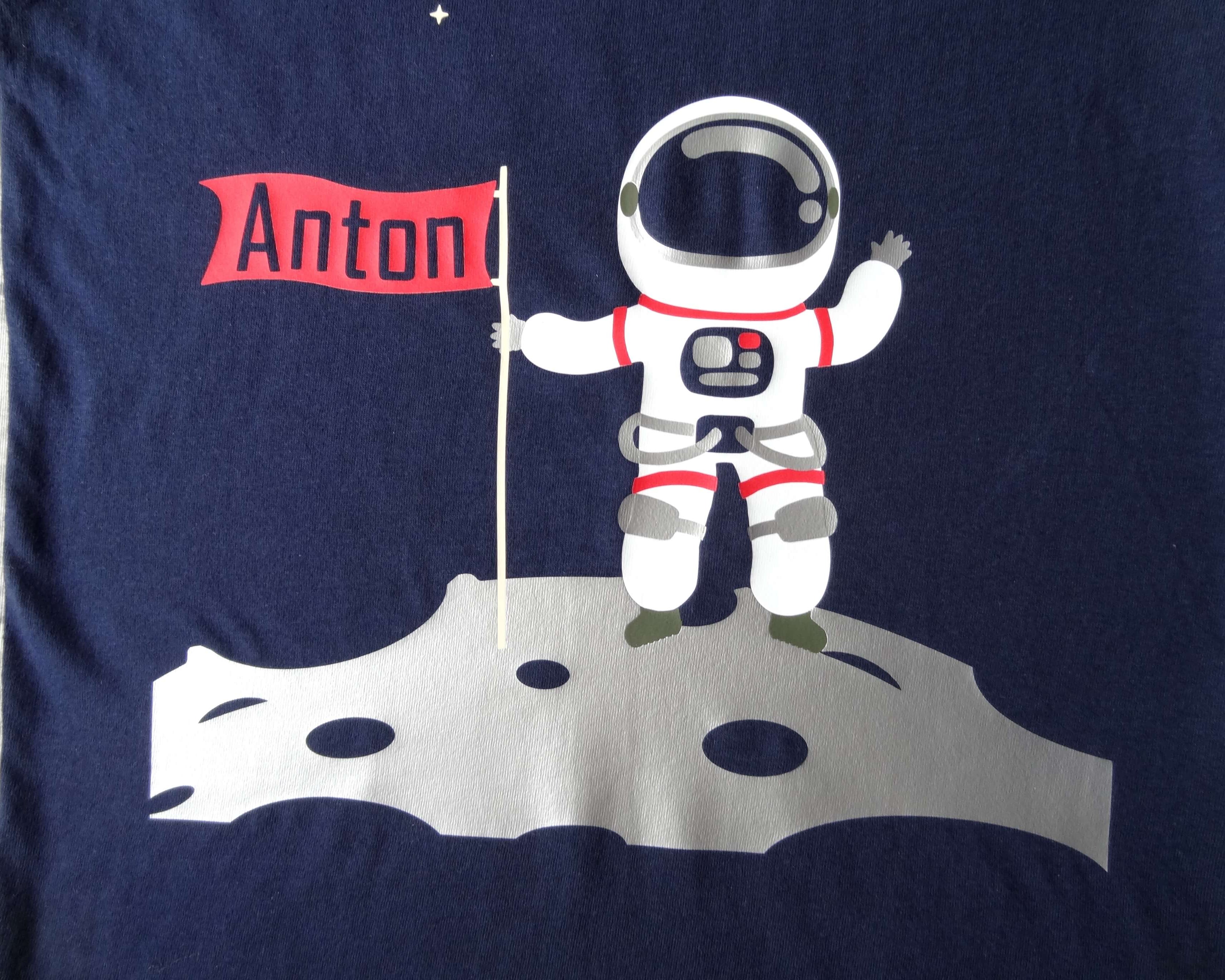 nahes Detail von navi Geburtstagsshirt Astronaut bei Mondlandung, für Kinder personalisierbar mit Name und Zahl