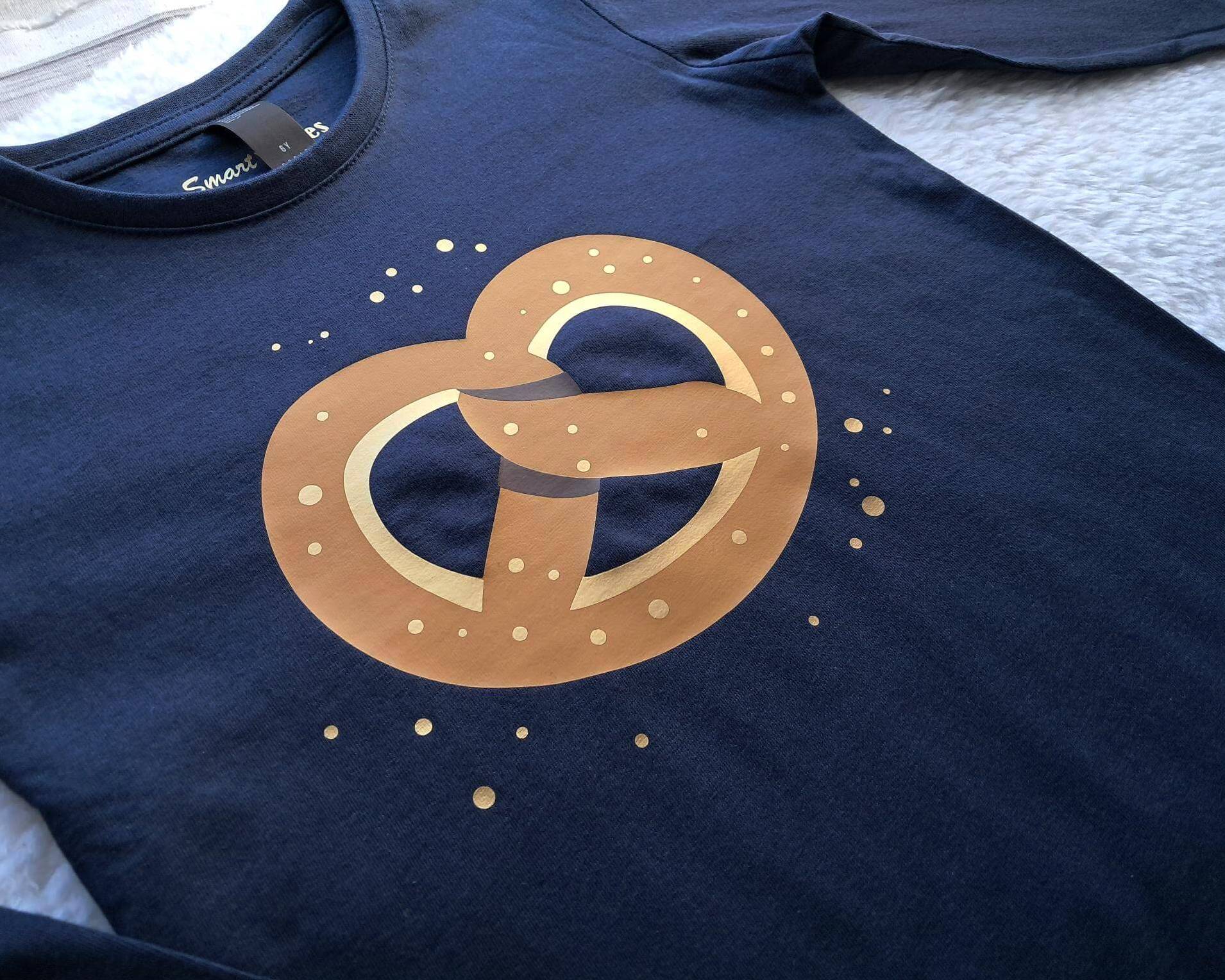 Detailsnsicht Kindershirt Oktoberfest mit Brezel schimmerndem gold 
