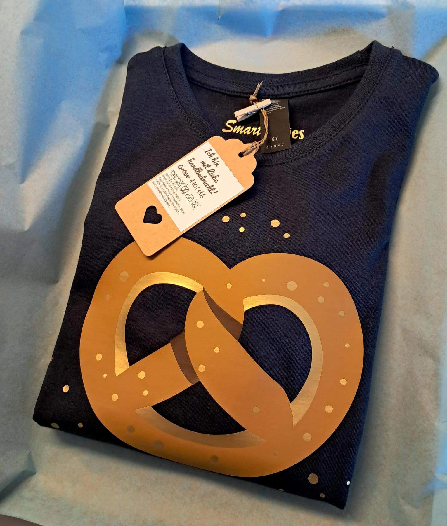 navi Kindershirt T Shirt Oktoberfest mit Brezel in Verpackung
