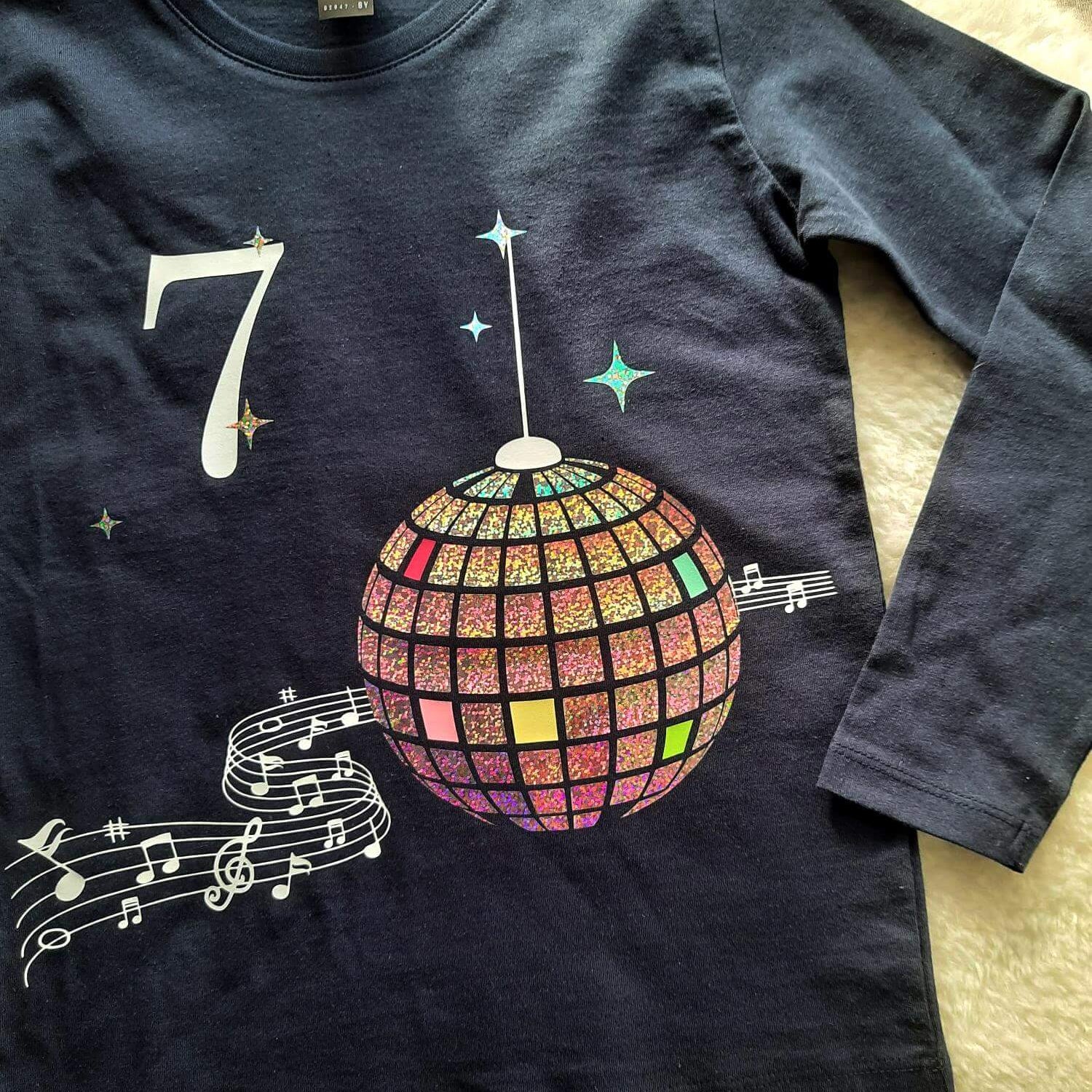 Detail Aufdruck von Geburtstagsshirt Disko Kugel, mit Name und Zahl für Kinder, mit holographischem Effekt und langen Ärmeln