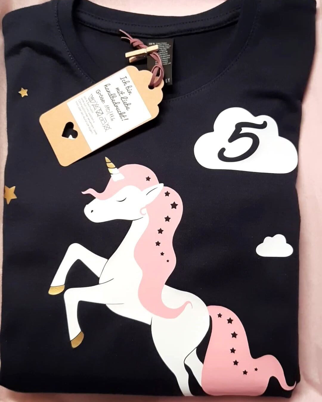 gefaltetes navi Geburtstagsshirt Einhorn mit Name, Zahl und gold metallic Effekt mit kurzem Ärmeln