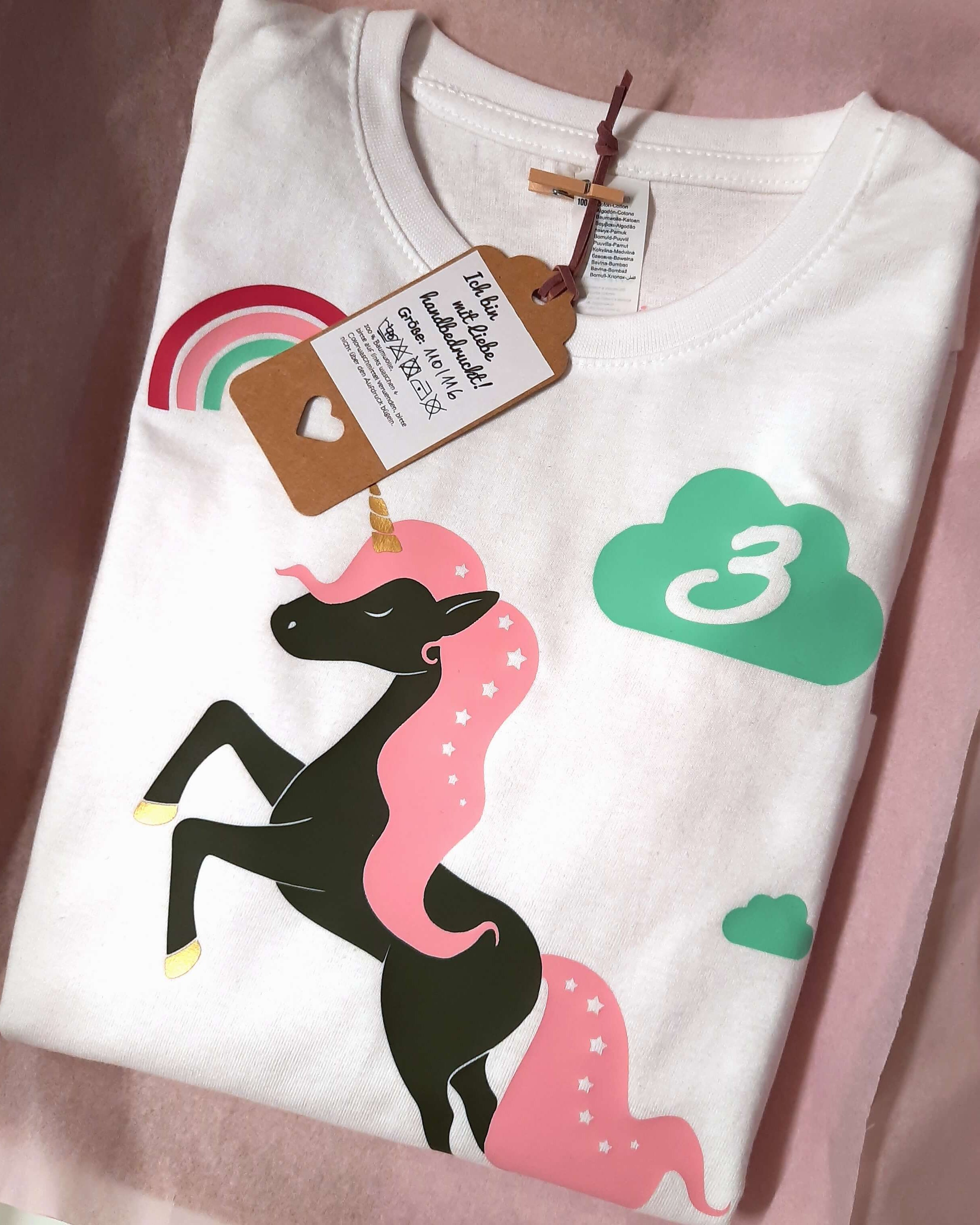 gefeltetes weißes Geburtstagsshirt Einhorn mit Name, Zahl und gold metallic Effekt mit kurzem Ärmeln