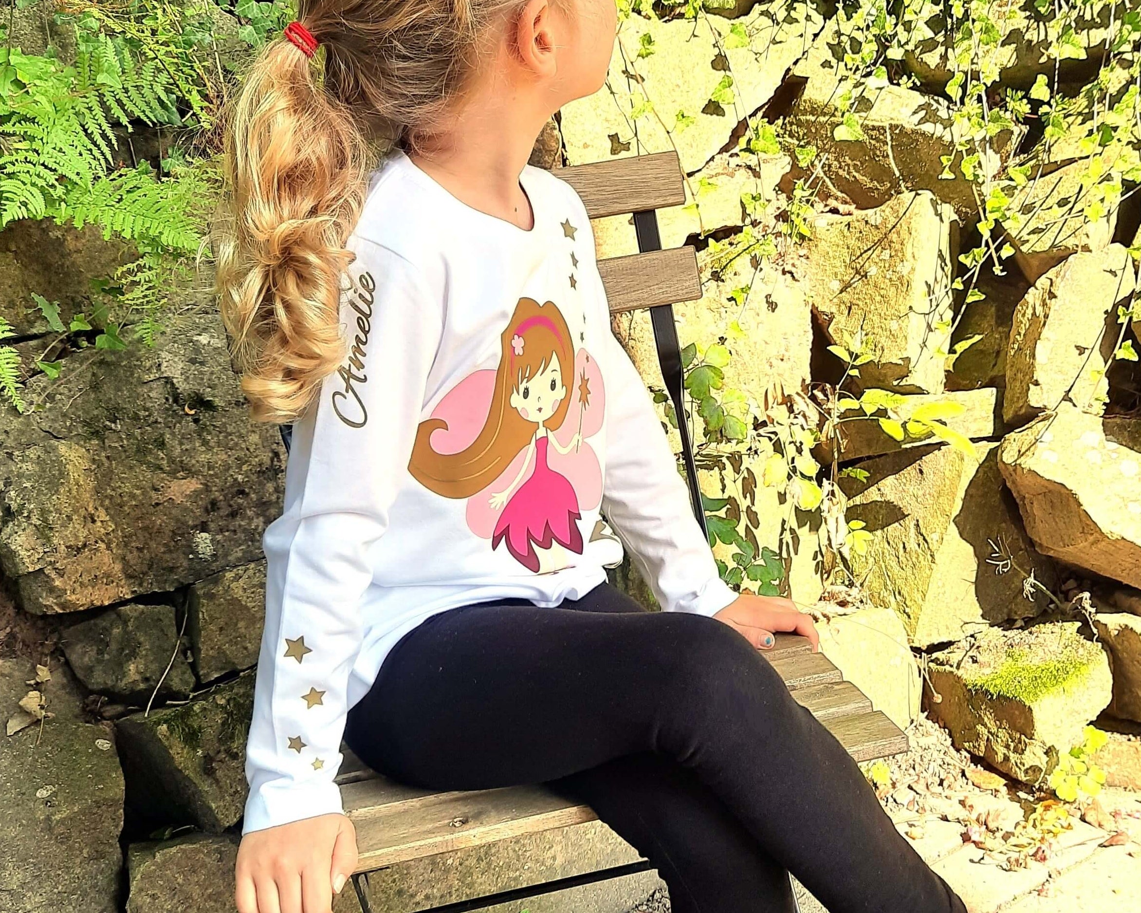 Tragebild weißes Geburtstagsshirt Fee mit langen Ärmeln, Mädchen auf Stuhl sitzend