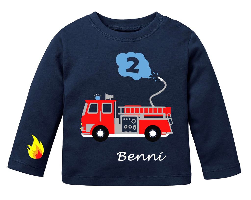 navi farbenes Babyshirt zum Geburtstag, mit Schulterknöpfen, bedruckt mit rotem Feuerwehrauto und schimmerdem silber, mit Name und Zahl