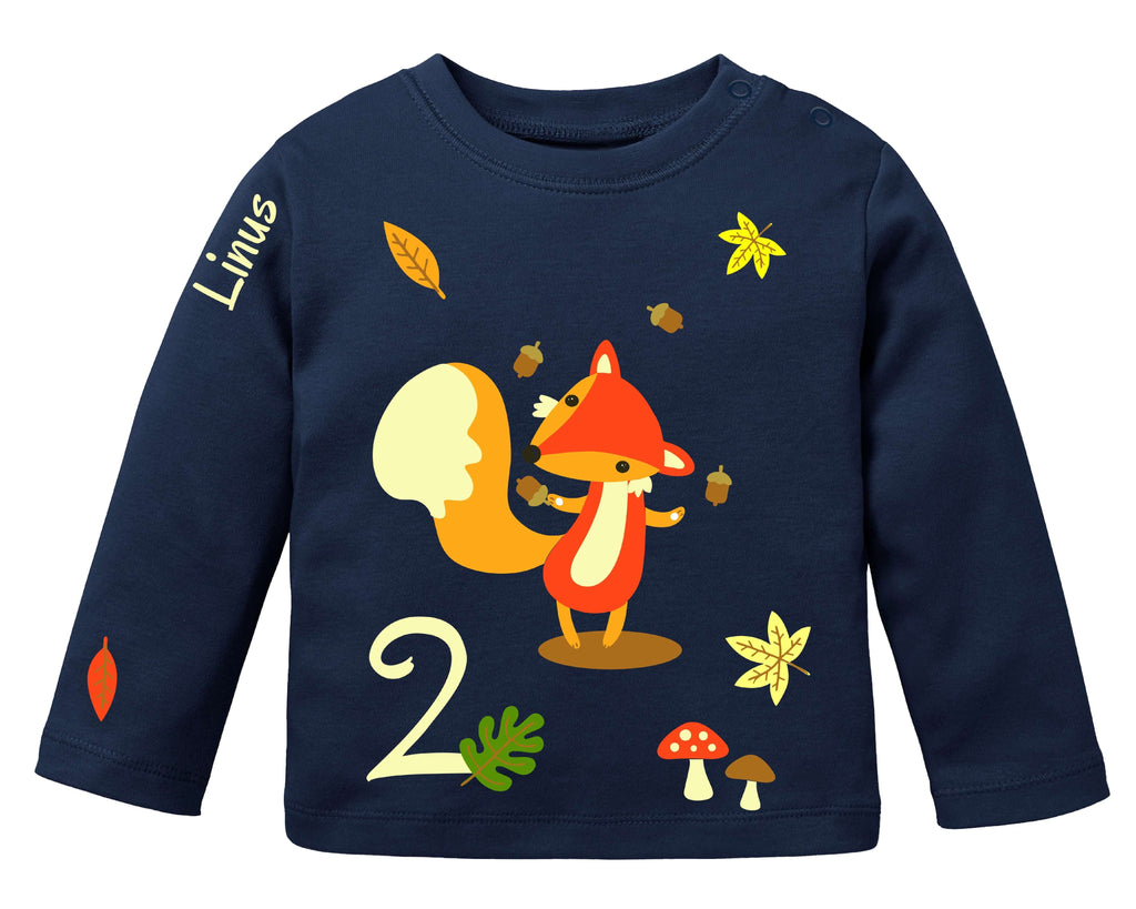 navi farbenes Babyshirt, bedruckt mit süßem Fuchs, der Eicheln jongliert und herbstlicher Szene
