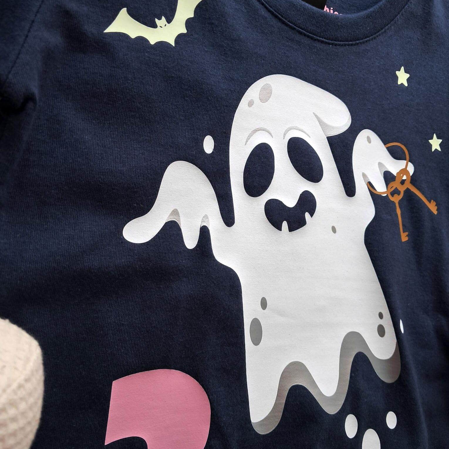 Detail Aufdruck Geburtstagsshirt Halloween für Kinder mit Gespenst, leuchtet im Dunkeln, mit Name und Zahl