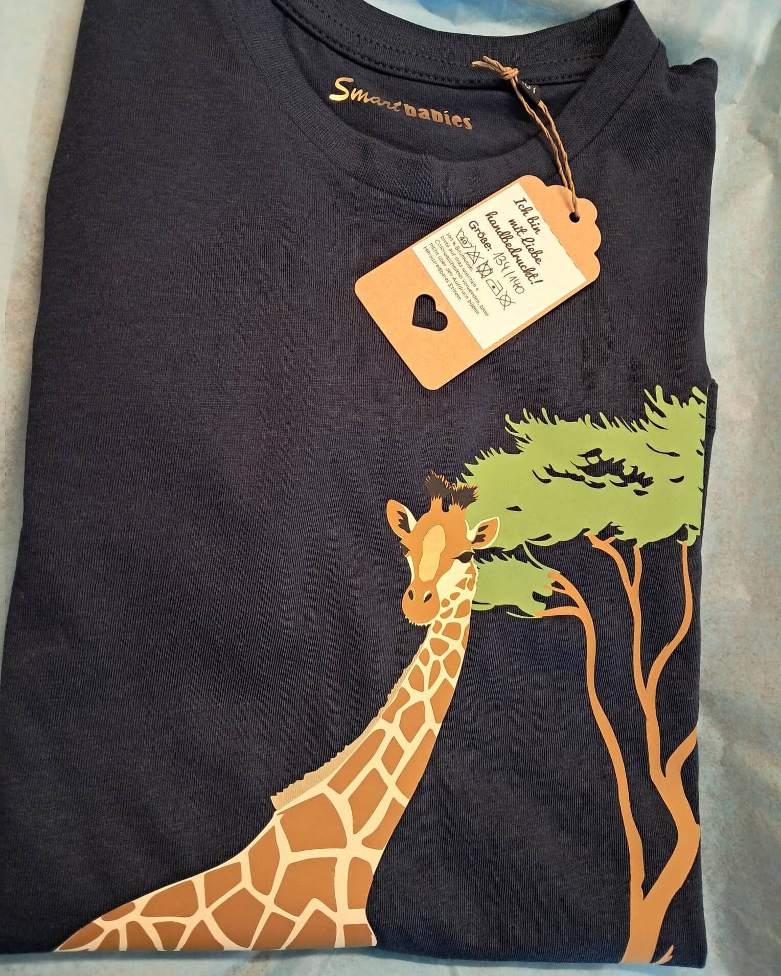 Geburtstagsshirt Giraffe in Savanne für Kinder mit Name und Zahl in Verpackung