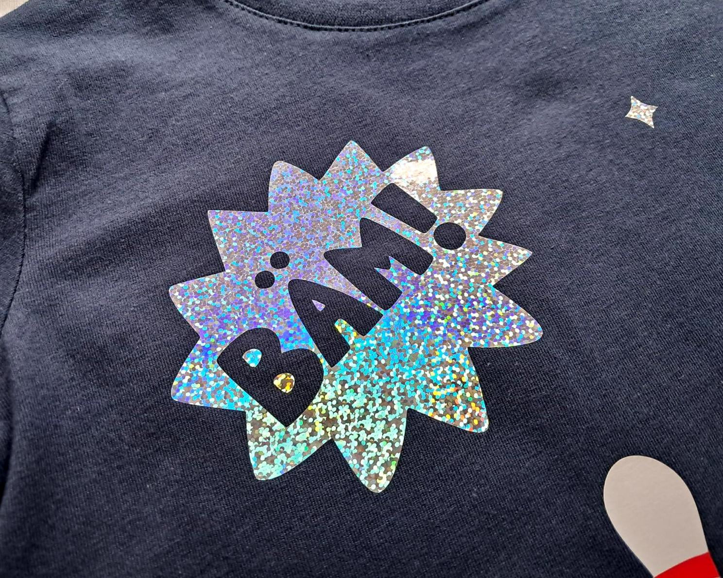 nahes Details BÄM, navi Kinder-Geburtstagsshirt Bowling oder Kegeln, mit Name, Zahl und holographischem 
Aufdruck, mit Tikotrückseite