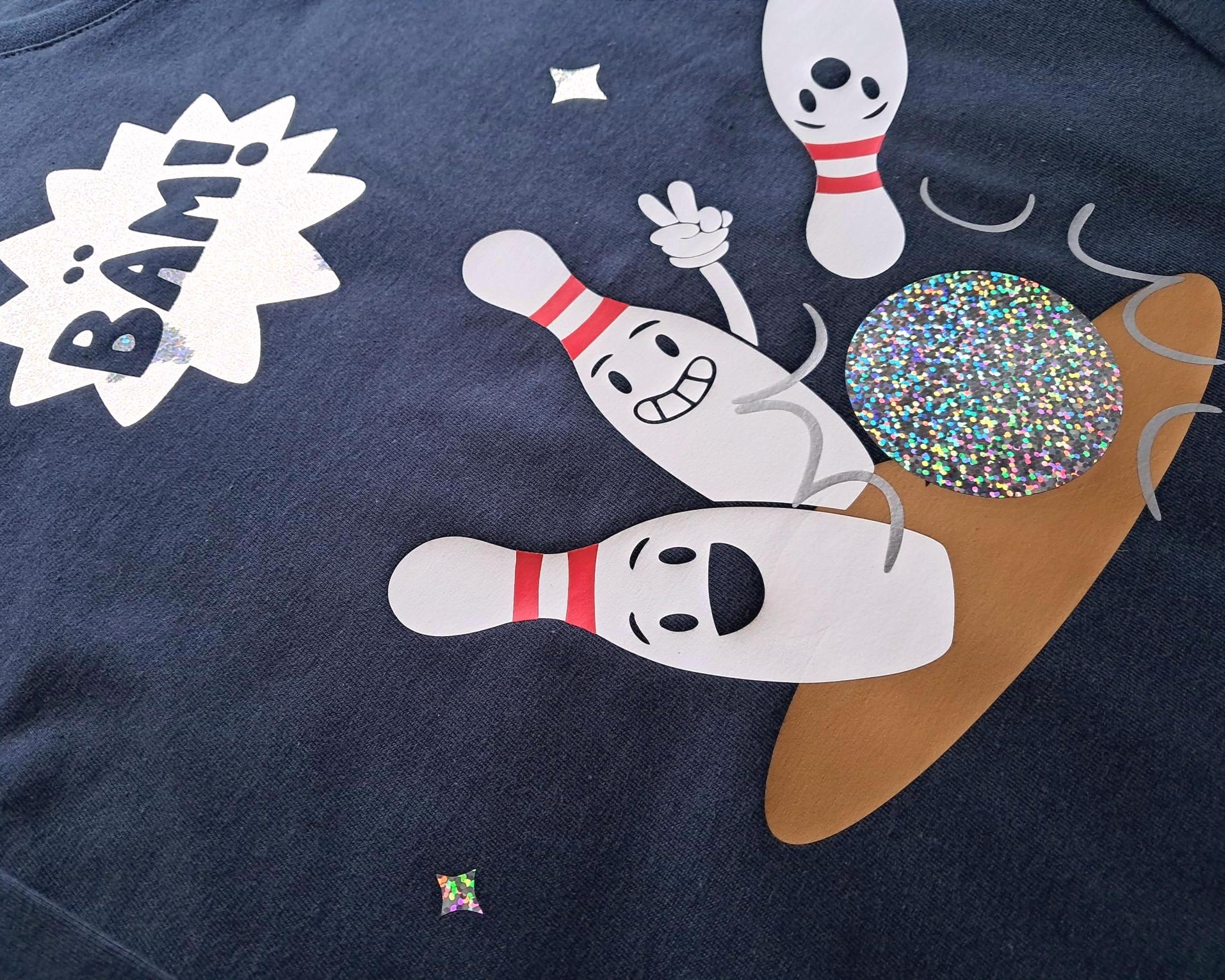 Details Kegel, navi Kinder-Geburtstagsshirt Bowling oder Kegeln, mit Name, Zahl und holographischem 
Aufdruck, mit Tikotrückseite