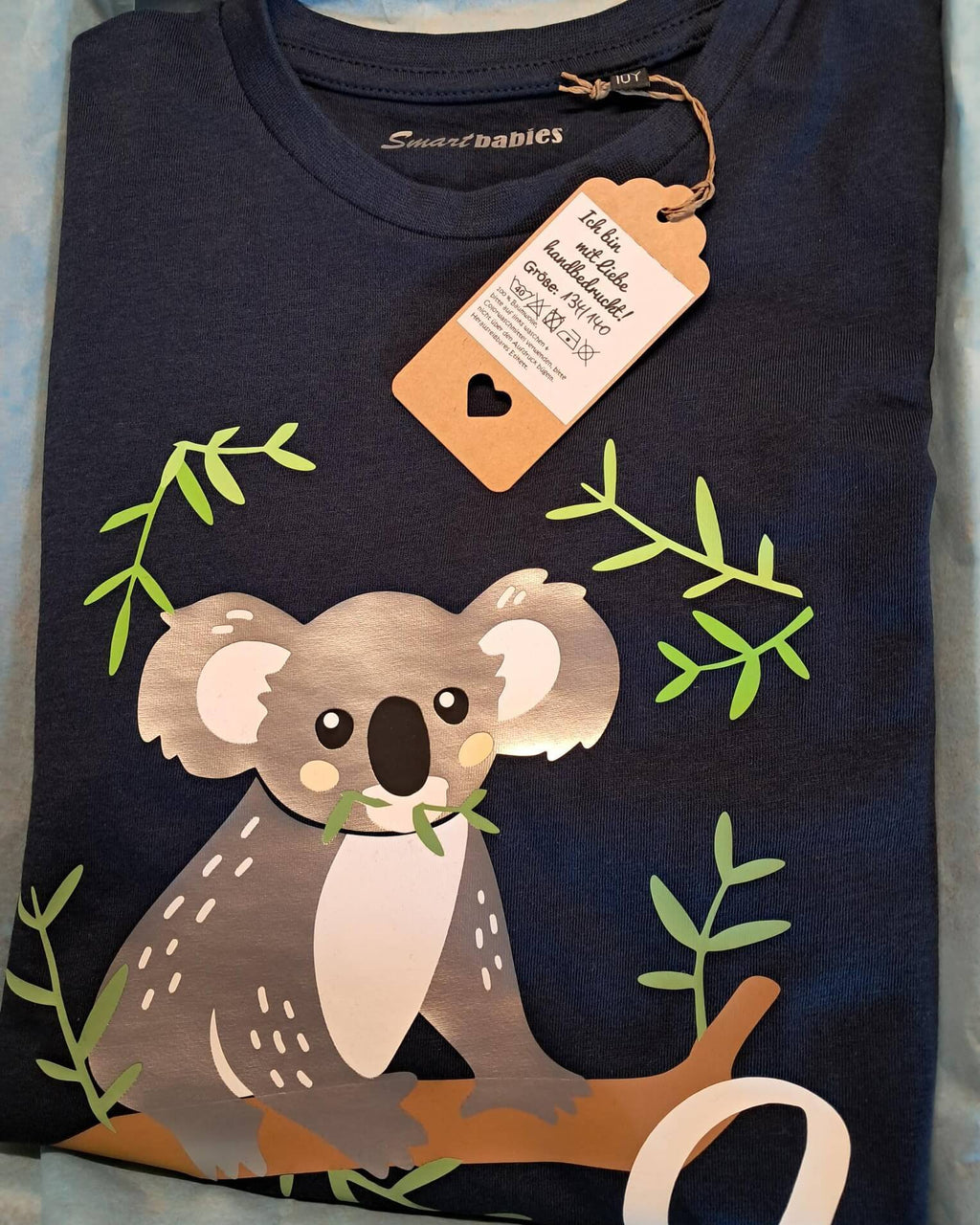 Geburtstagsshirt T Shirt Koala auf Ast in schimmerndem silber in Verpackung mit Etikett