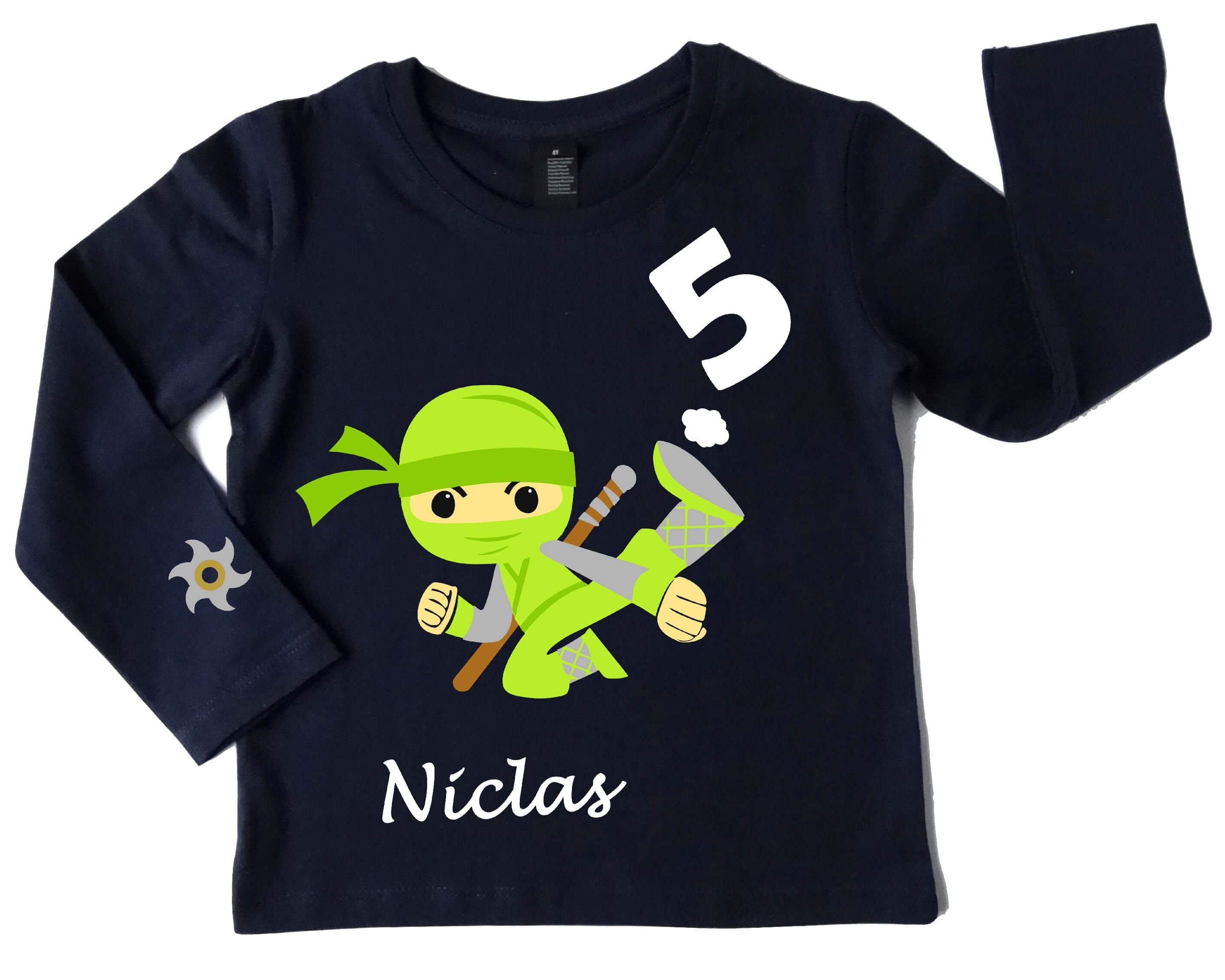 navi Geburtstagsshirt für Kinder mit grünem, springendem Ninja, Name und Zahl, mit gold und silber metallic, mit langem Arm