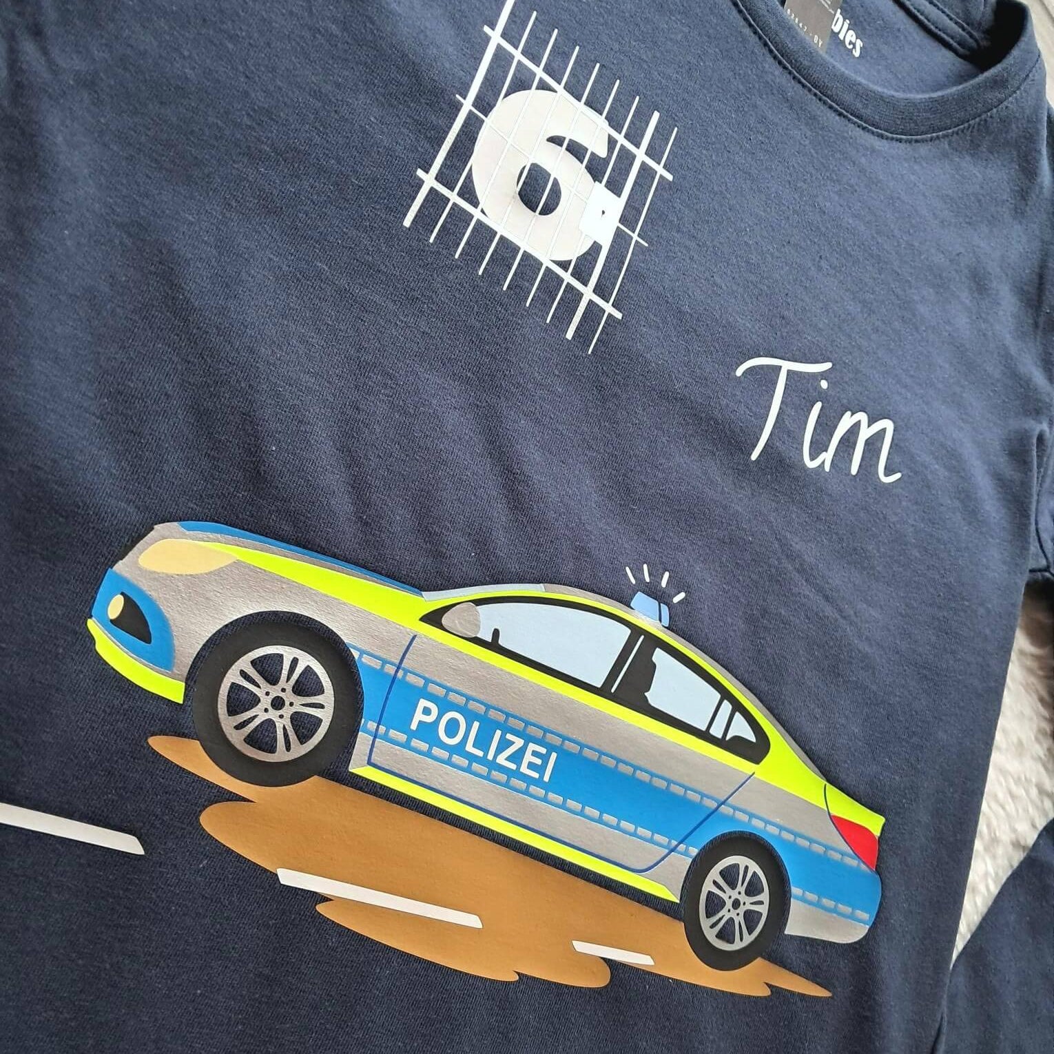 Details von Aufdruck navi Geburtstagsshirt für Kinder mit deutschem Polizeiauto, mit Name und Zahl