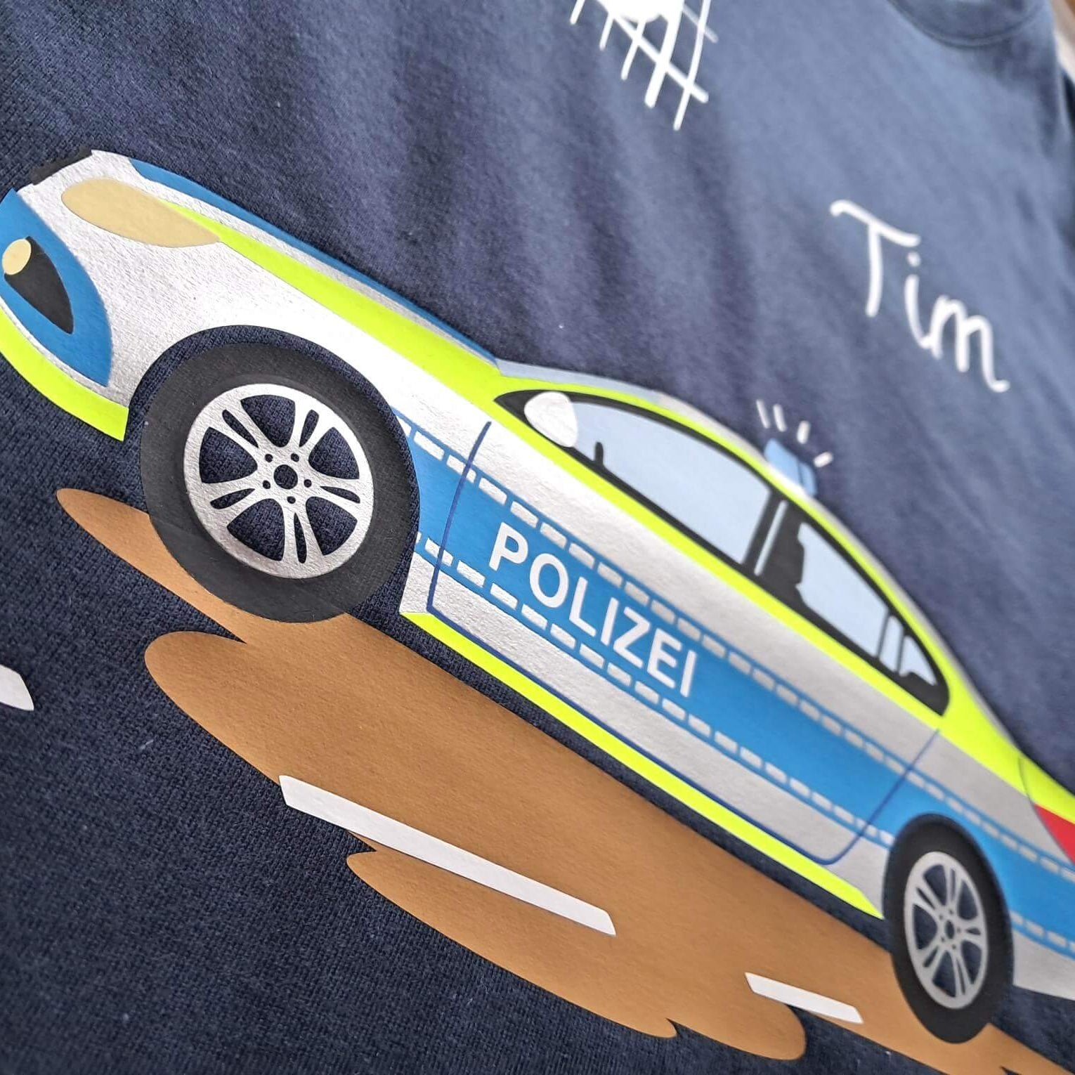 weiteres Detail von Aufdruck Geburtstagsshirt für Kinder mit deutschem Polizeiauto, mit Name und Zahl